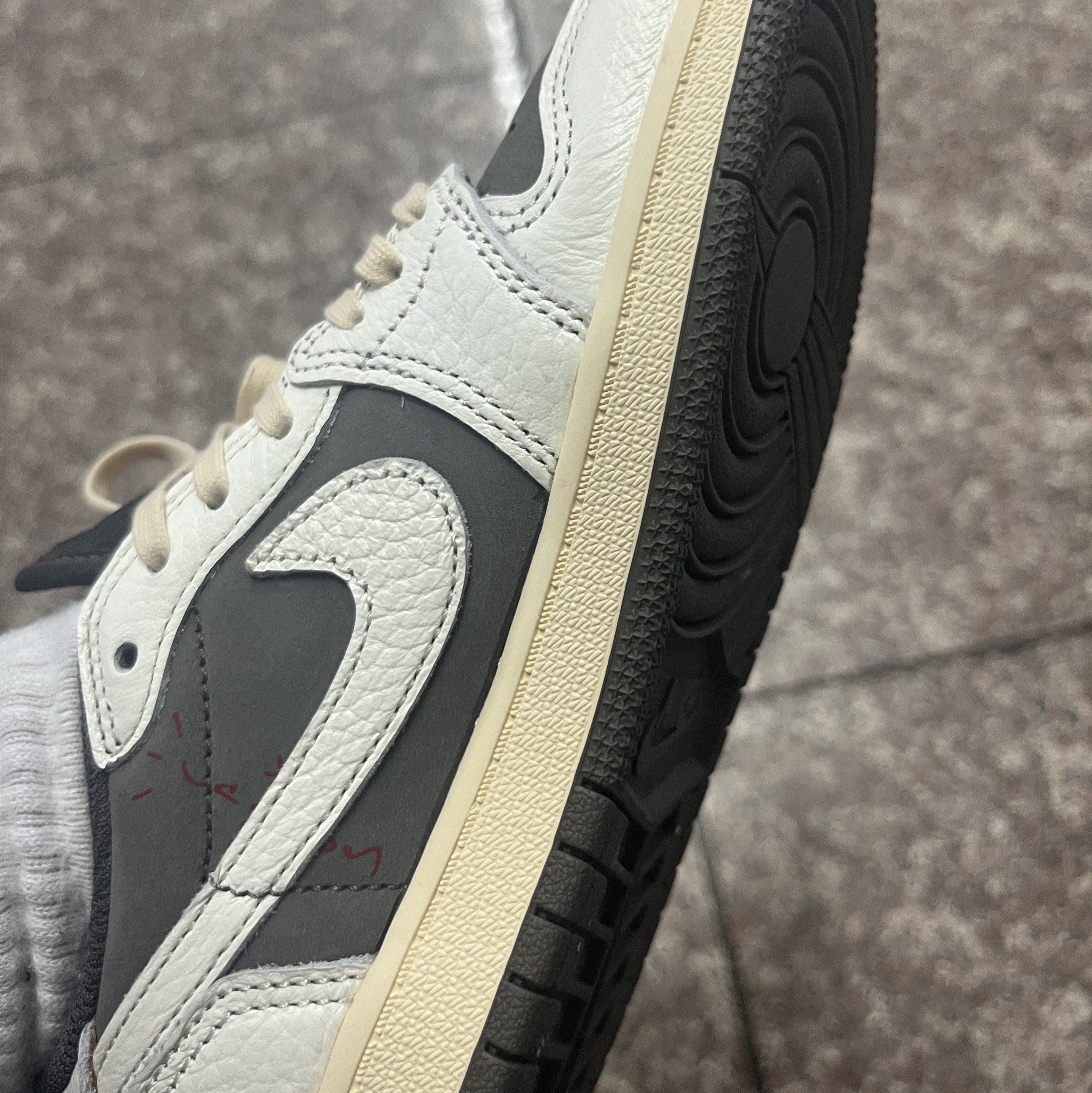 Jordan 1 x Travis Scott Retro Low OG SP Sail and Ridgerock, (PS) Jordan 1 x Travis Scott Retro Low OG SP Sail and Ridgerock 착용 스타일 - 2