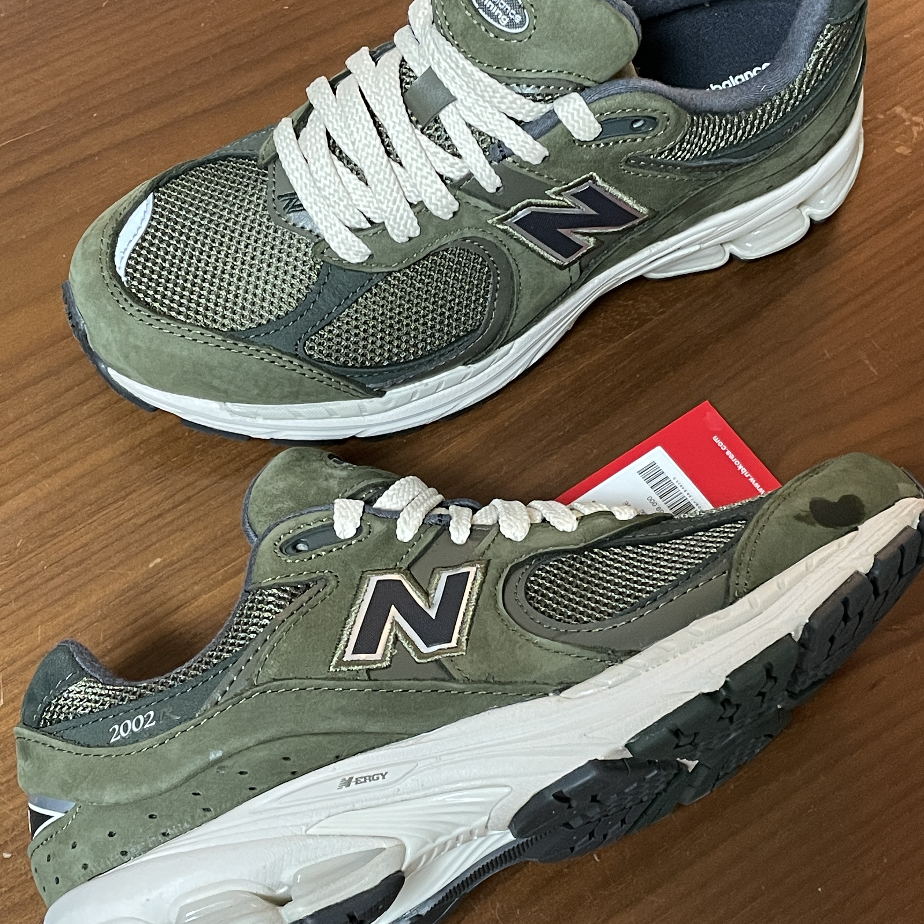 New Balance 2002R Grape Leaf 착용 스타일 - 1