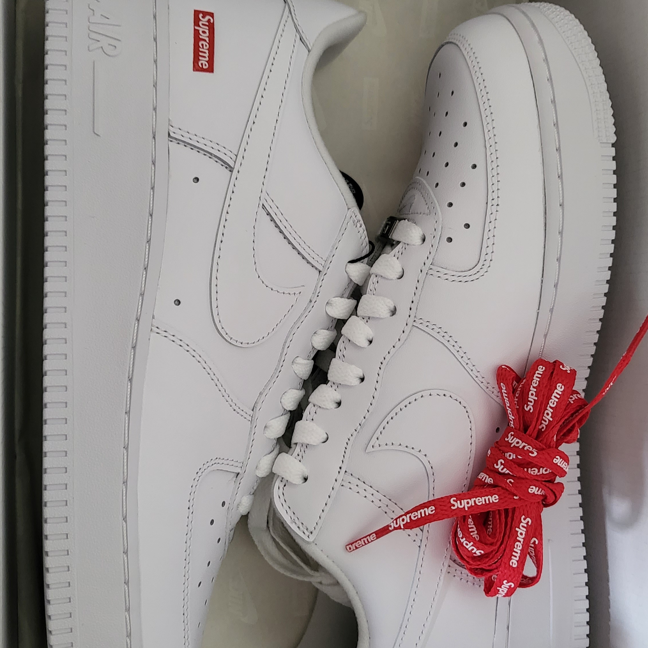 Nike x Supreme Air Force 1 Low White 착용 스타일