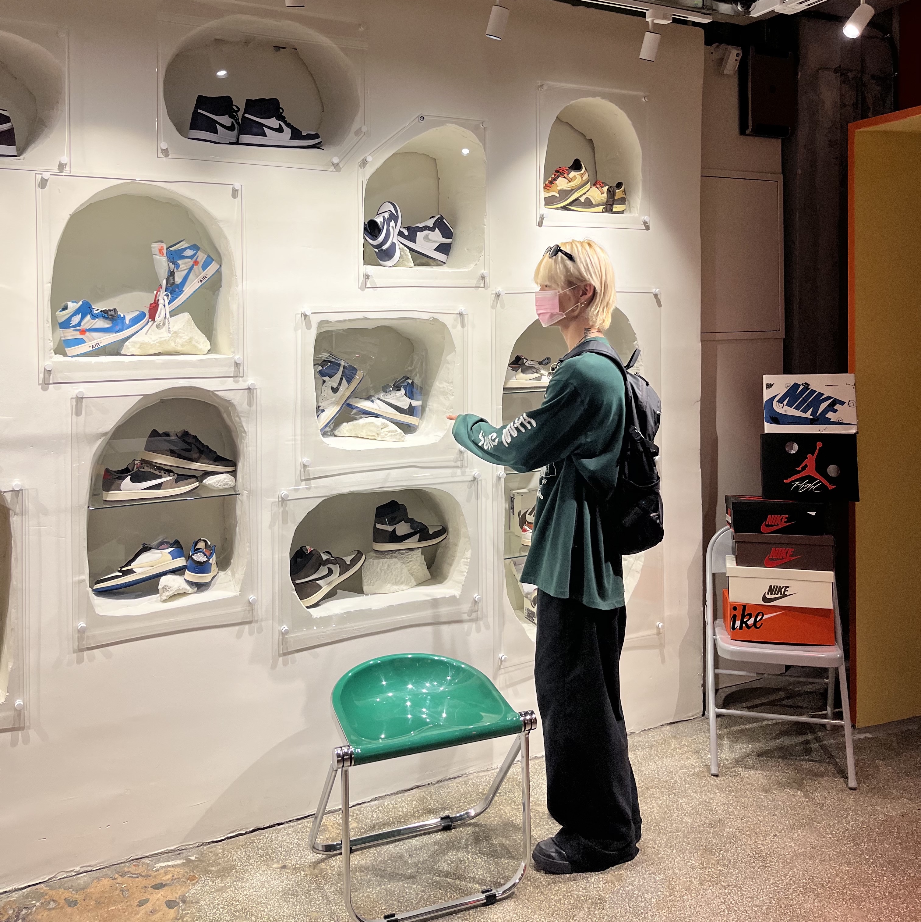 Jordan 1 x Travis Scott x Fragment Retro Low OG SP Military Blue, Nike x Travis Scott Air Max 1 Cact.us Brown 착용 스타일