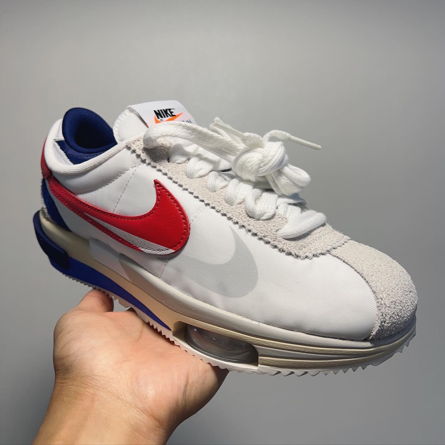 Nike x Sacai Zoom Cortez SP White and University Red 착용 스타일 - 4