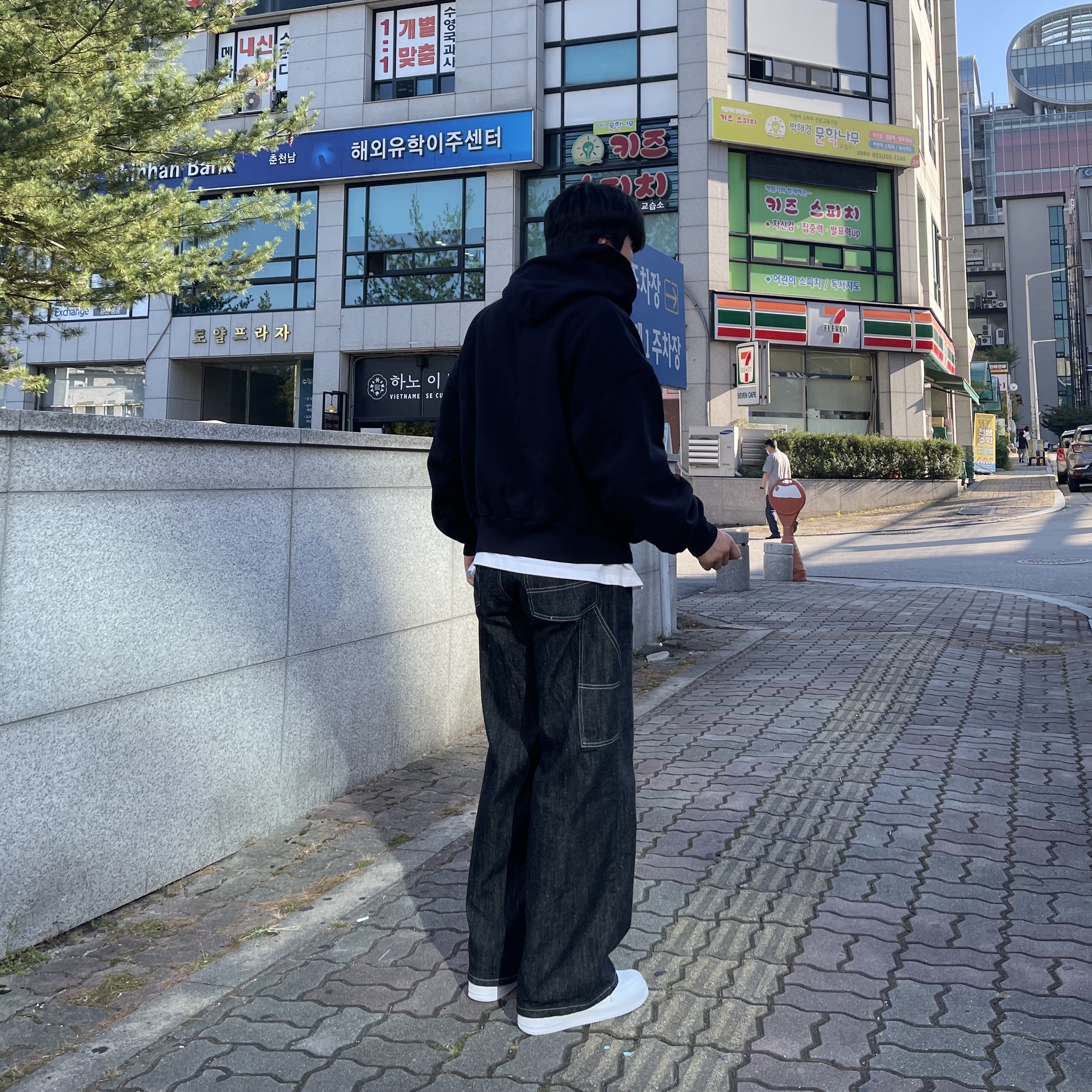 Nike Air Force 1 '07 Low White, Yeezy Gap Hoodie Black 착용 스타일 - 3