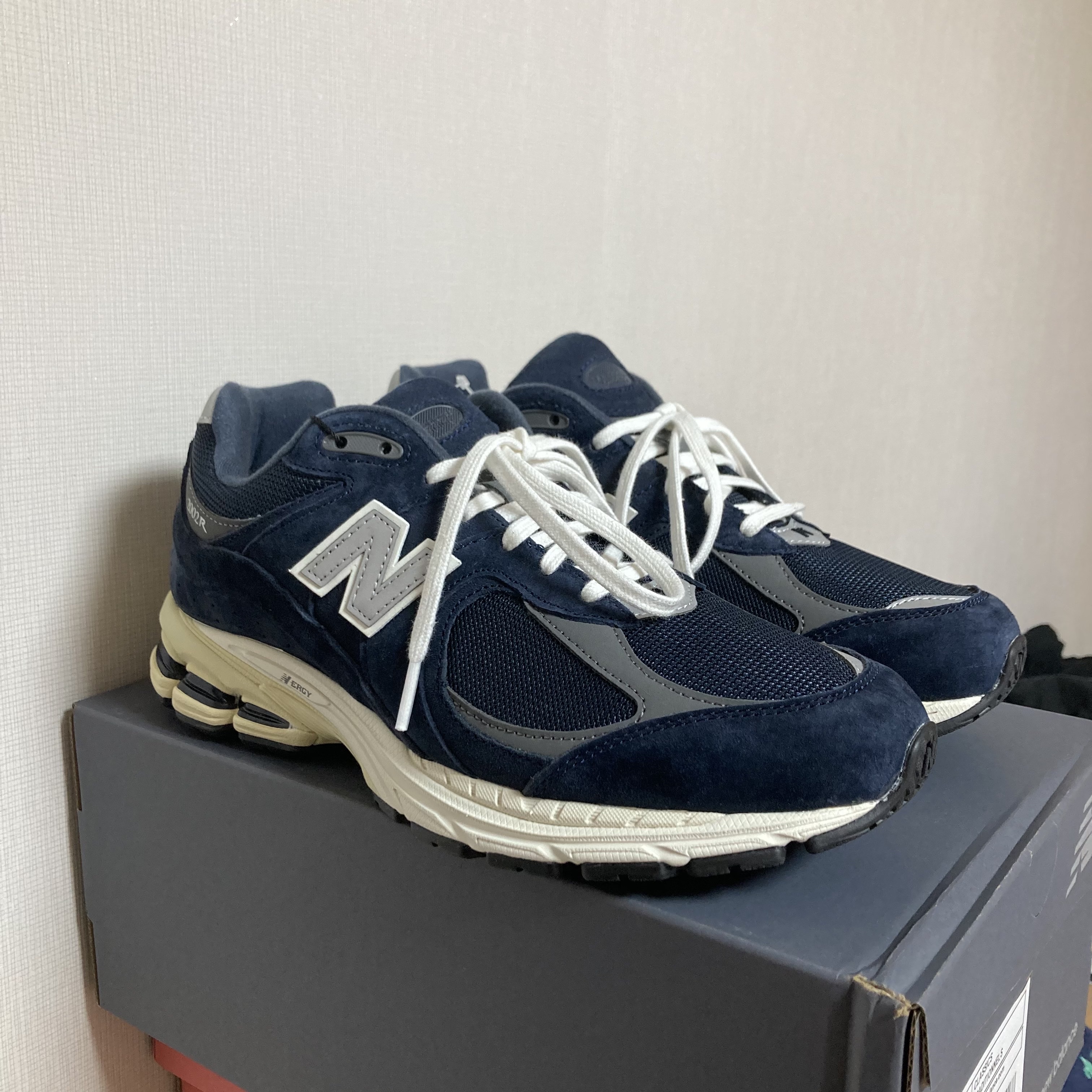 New Balance 2002R Eclipse Castlerock 착용 스타일 - 2
