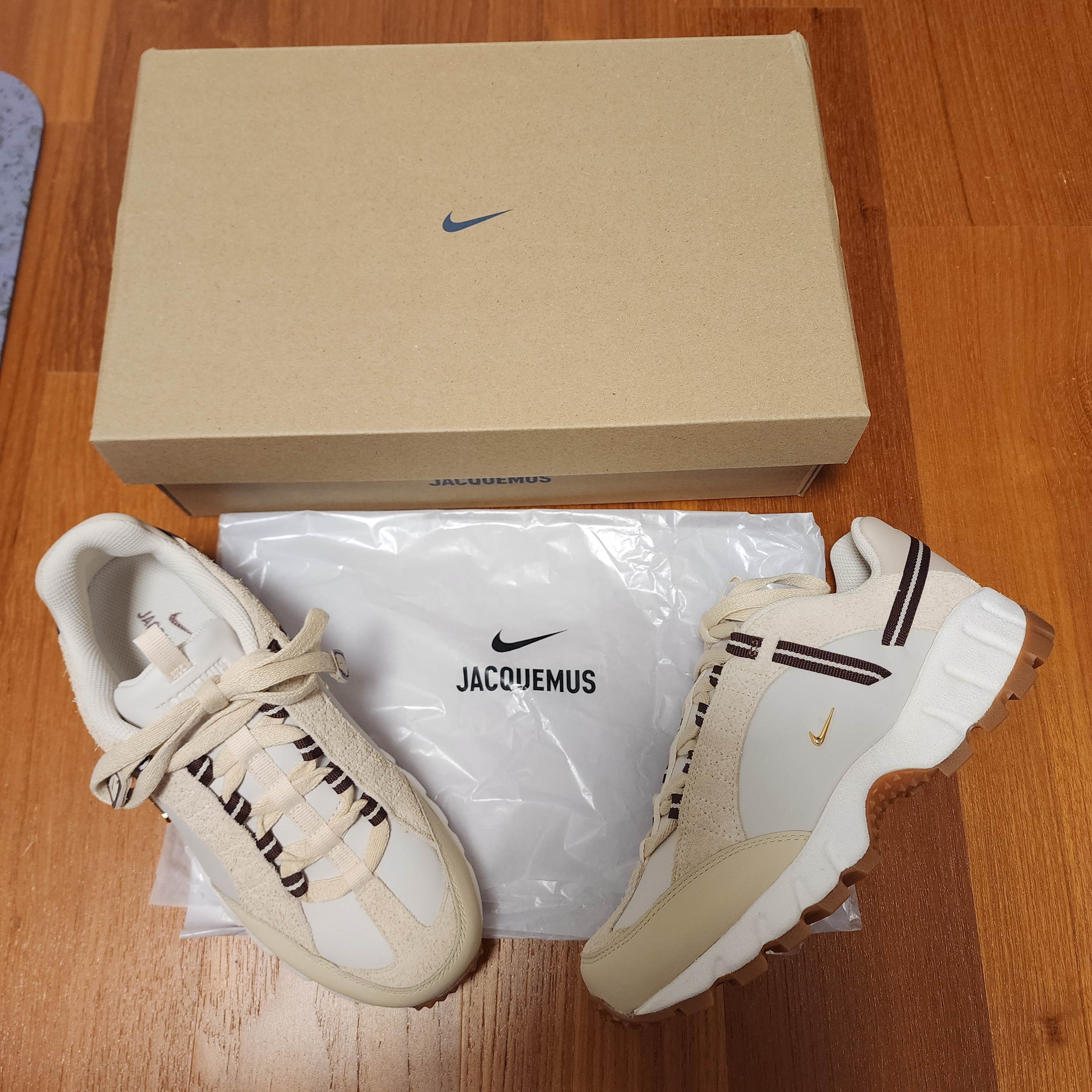 Nike x Jacquemus Air Humara LX Light Bone and Gold 착용 스타일 - 2