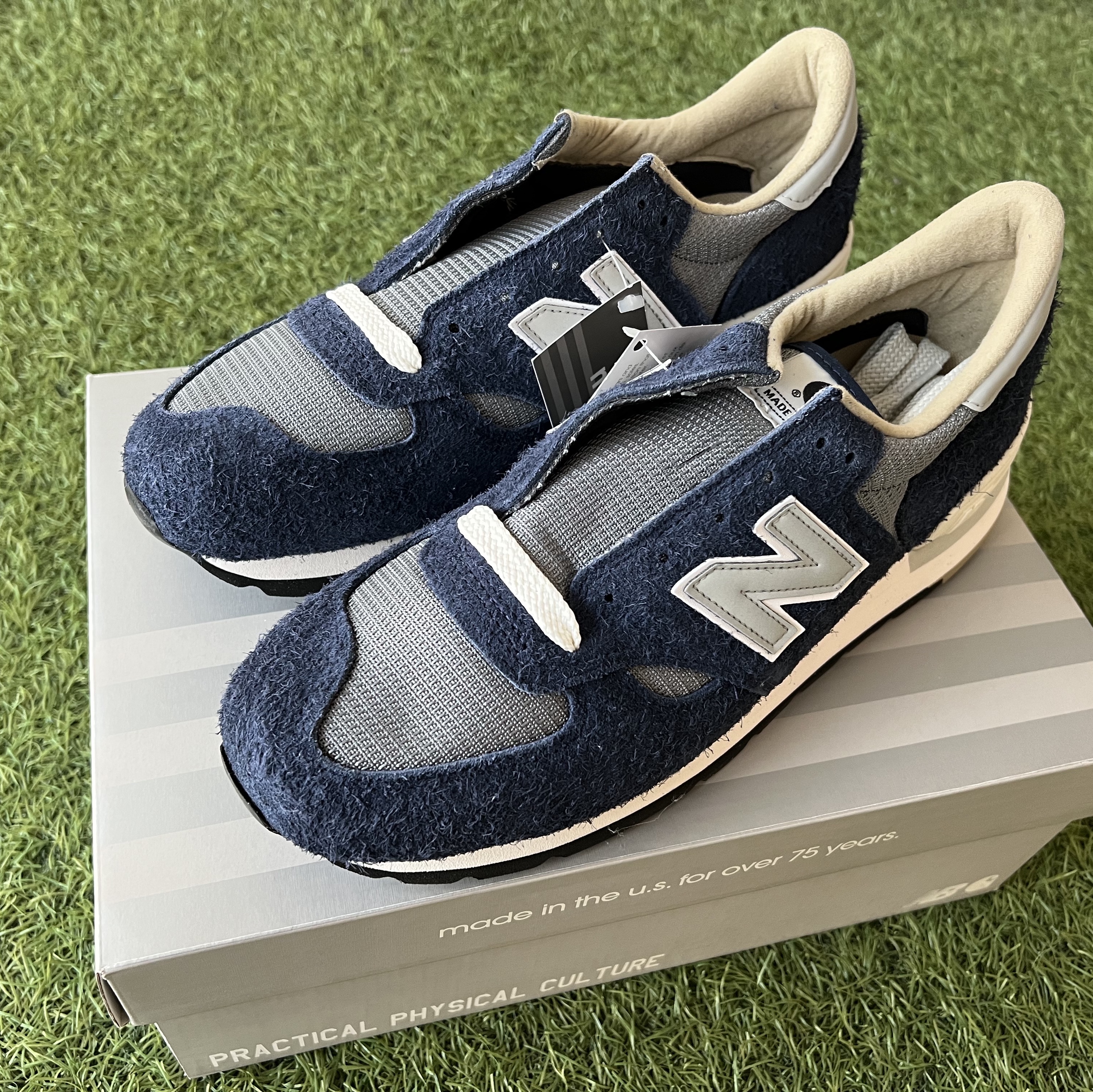 New Balance x Carhartt WIP 990v1 Made in USA Sculpture Center 착용 스타일 - 2