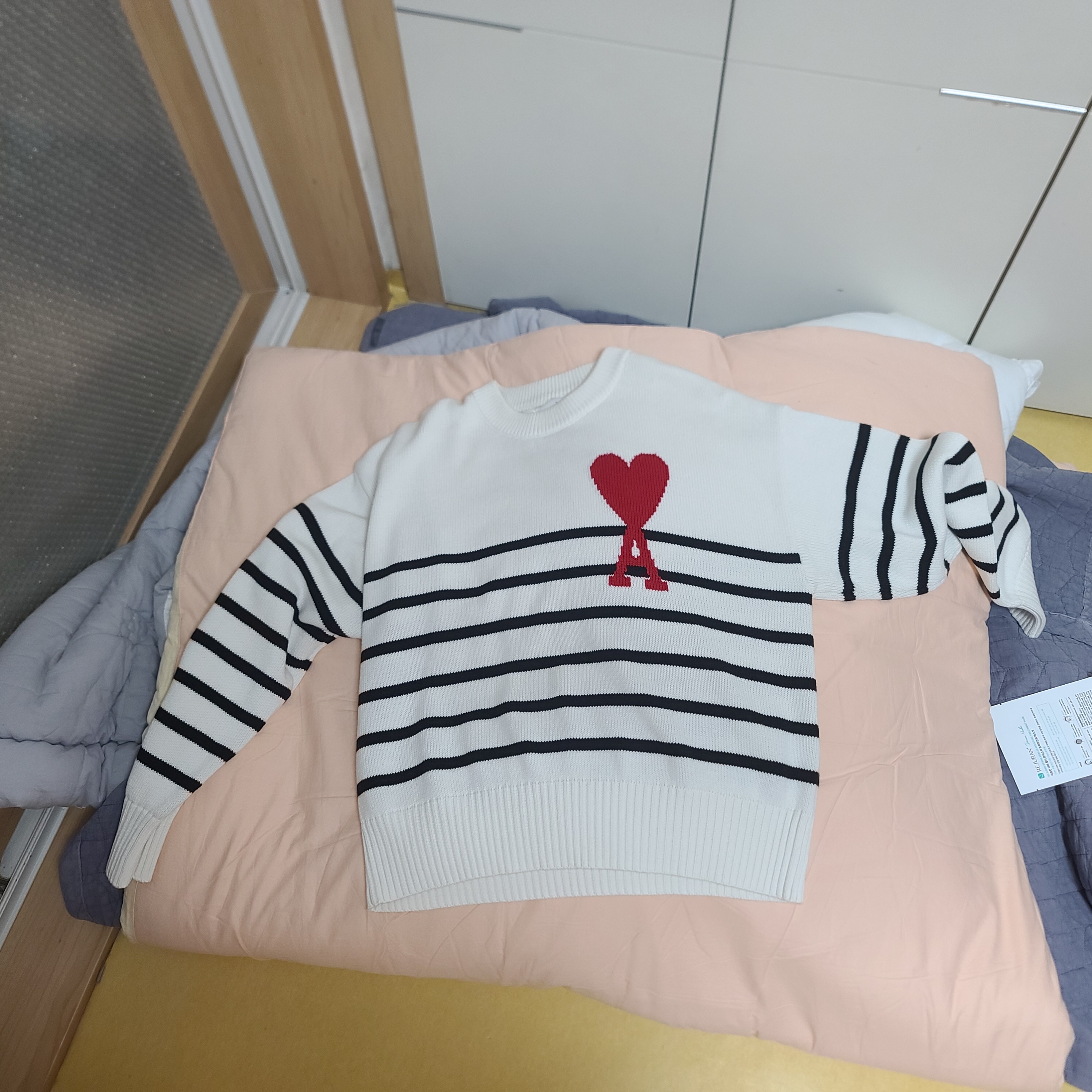 AMI de Coeur Striped Sweater White Black 착용 스타일