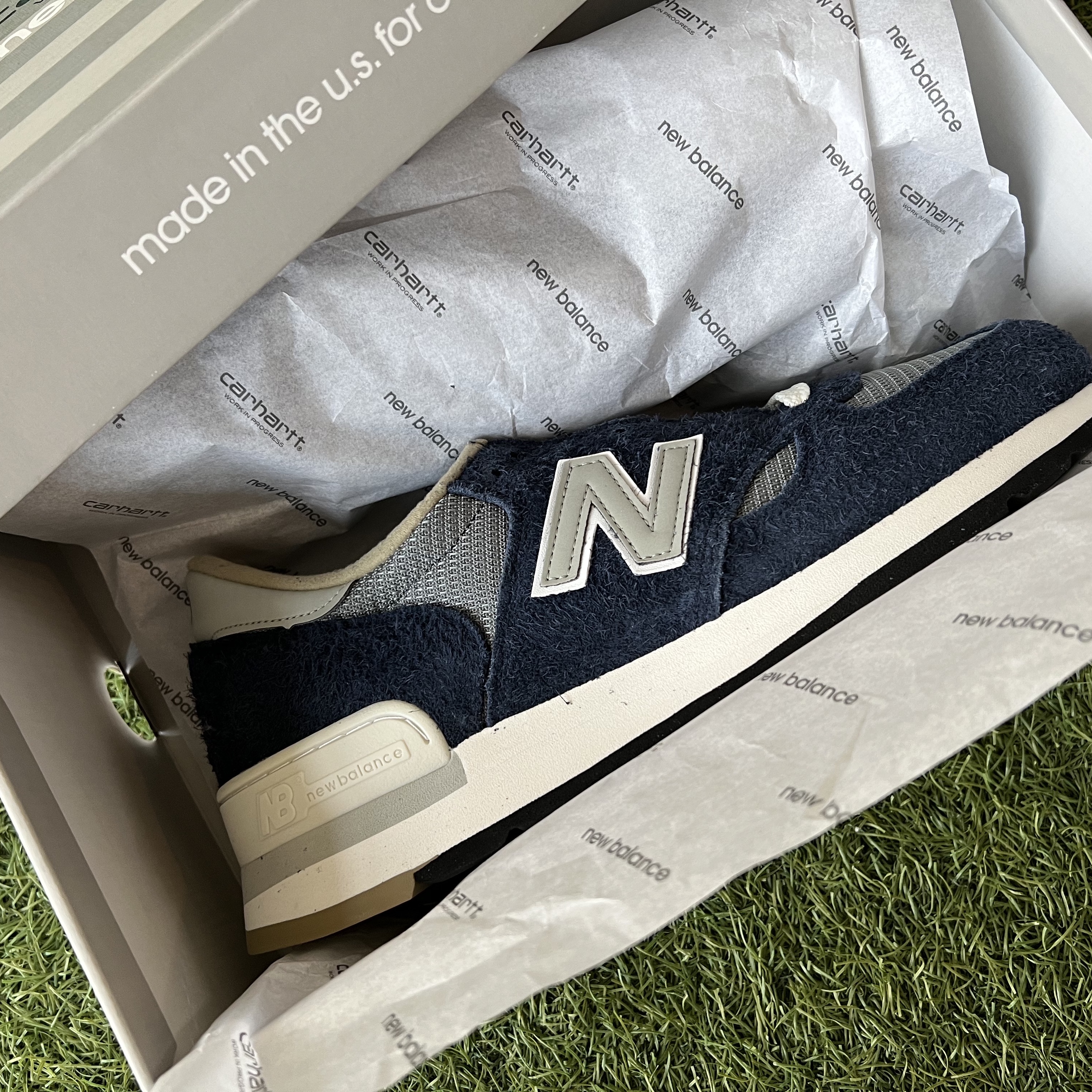 New Balance x Carhartt WIP 990v1 Made in USA Sculpture Center 착용 스타일 - 1