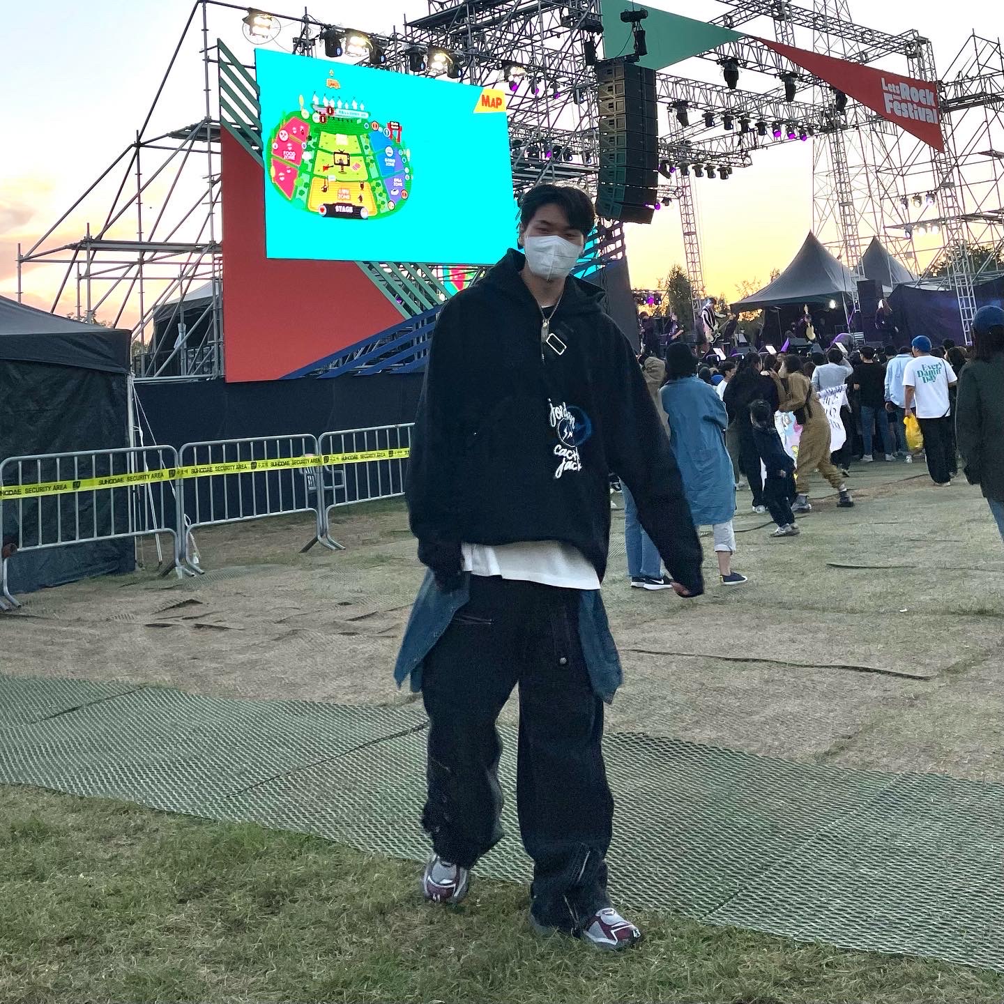 Jordan x Travis Scott x Fragment Hoodie Black (DJ0615-010), Balenciaga Runner Sneakers Grey Burgundy 착용 스타일
