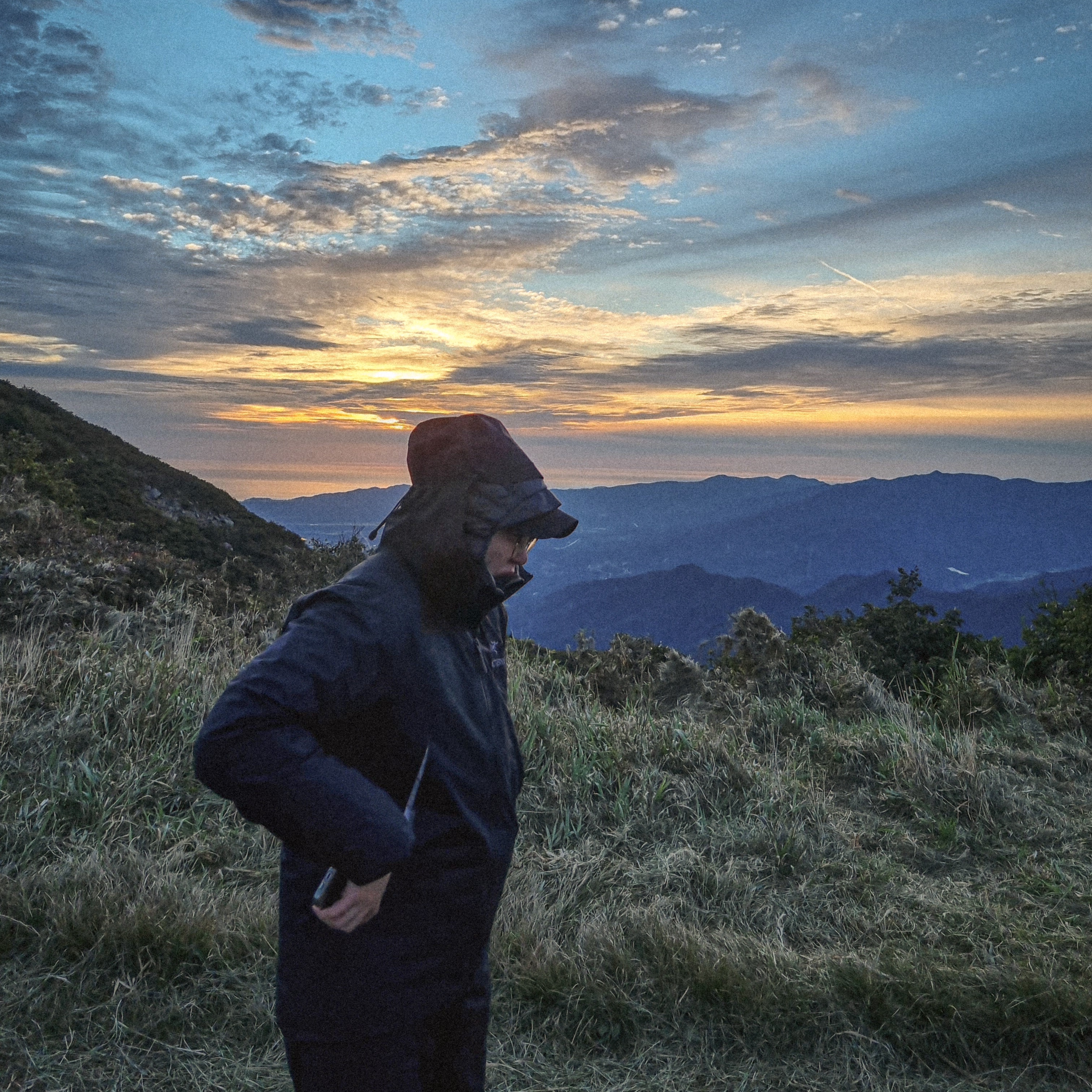 Arc'teryx Beta Jacket Black, Salomon XT-6 Skyline Vanilla Ice Sun Baked 착용 스타일 - 2