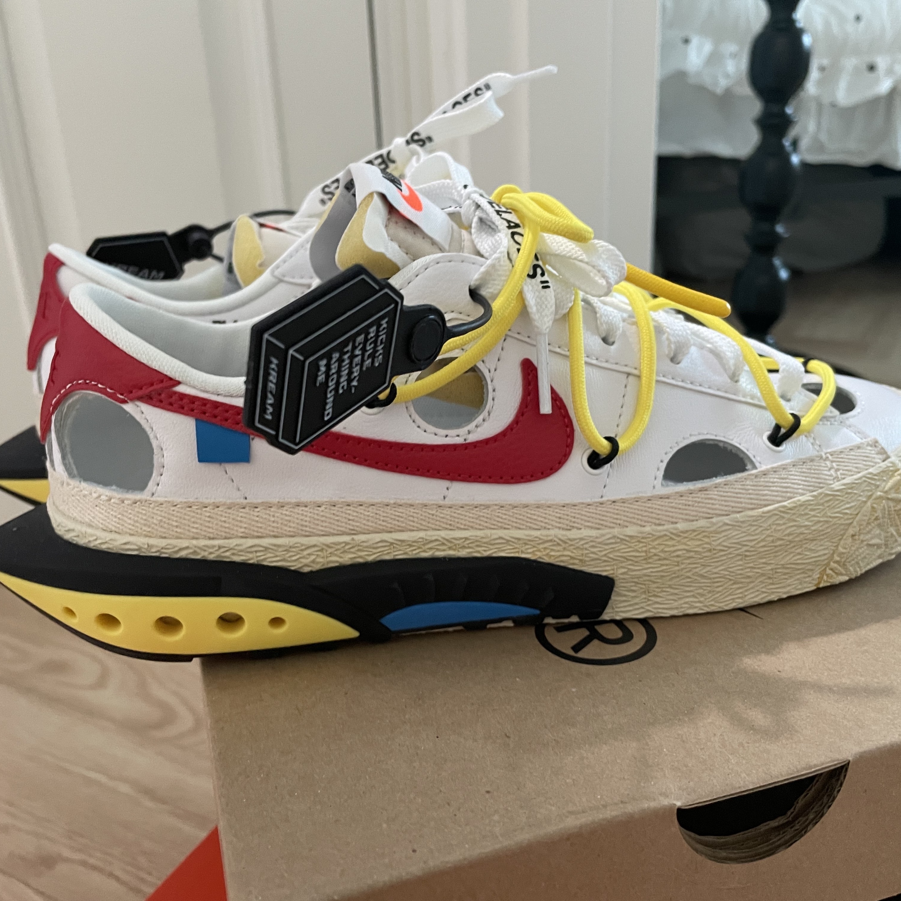 Nike x Off-White Blazer Low '77 White and University Red 착용 스타일 - 3