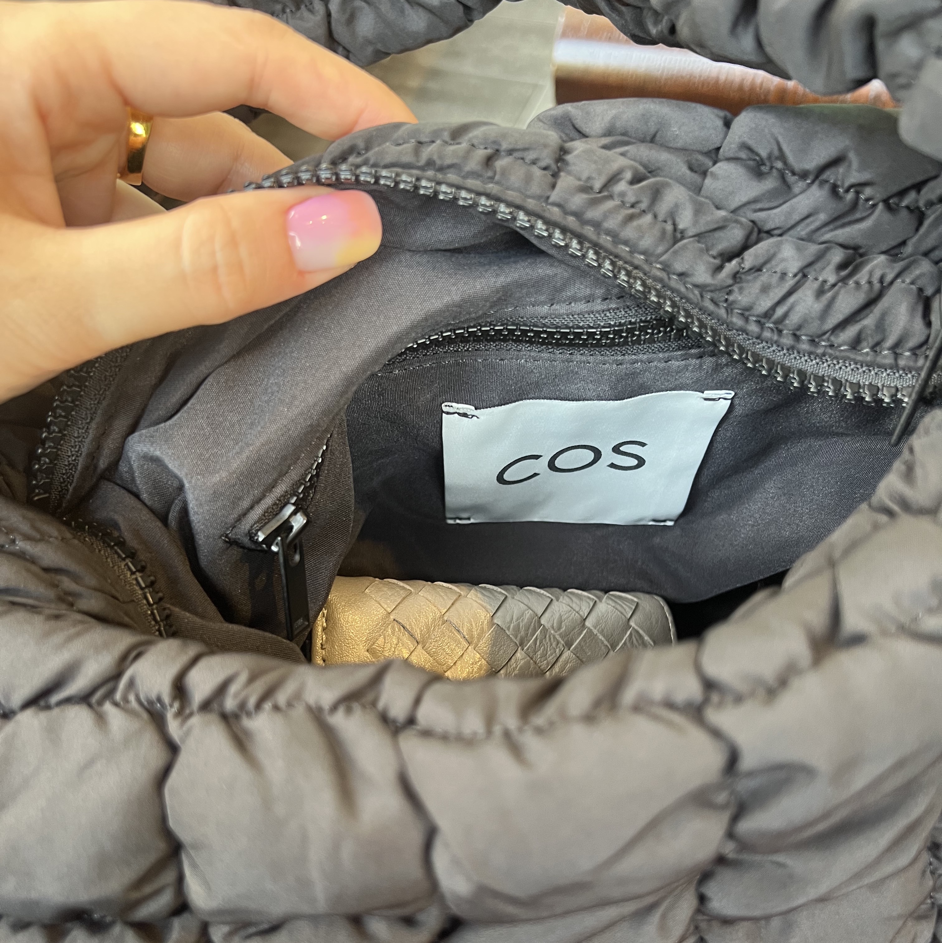 COS Quilted Mini Bag Black 착용 스타일 - 2