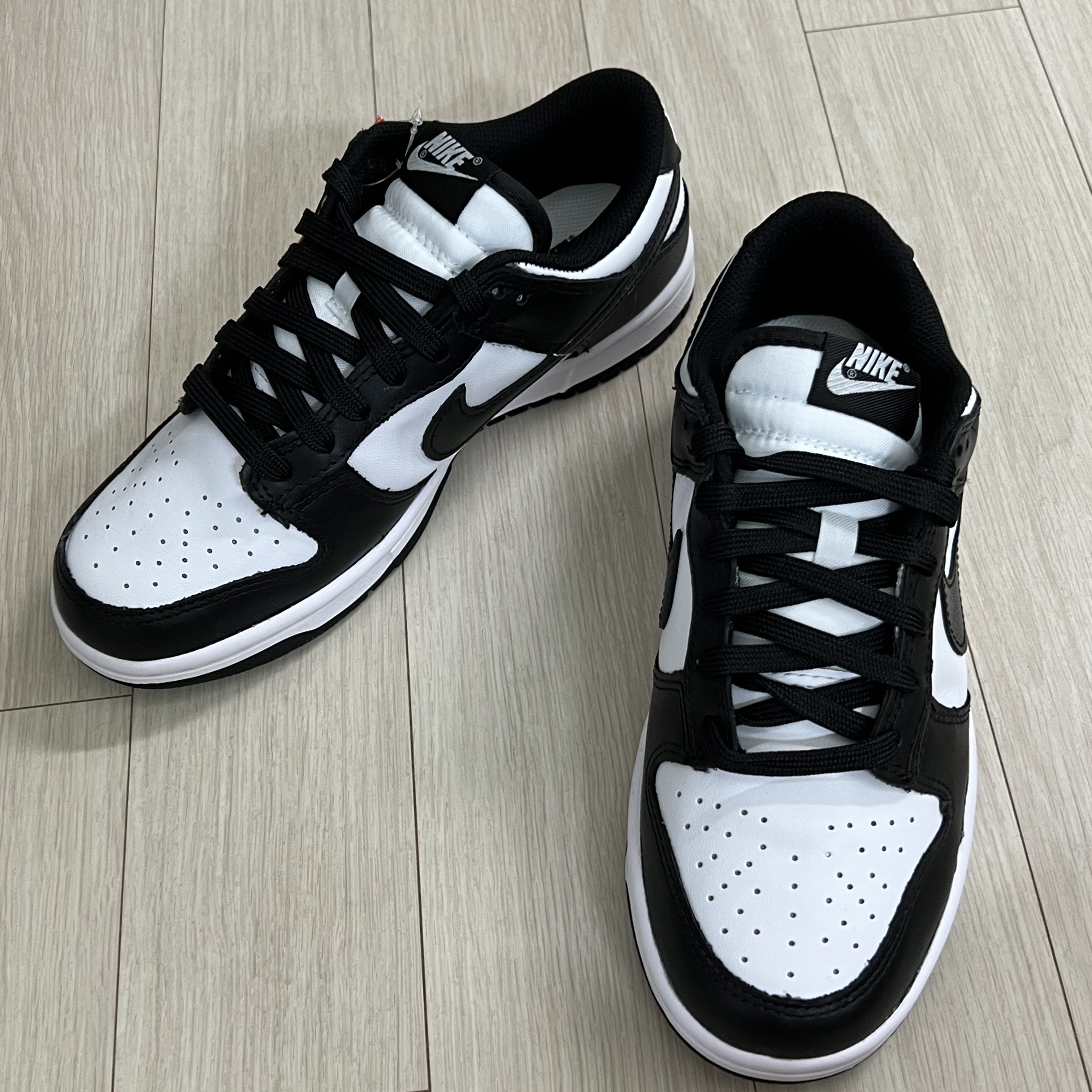 (W) Nike Dunk Low Black 착용 스타일 - 1