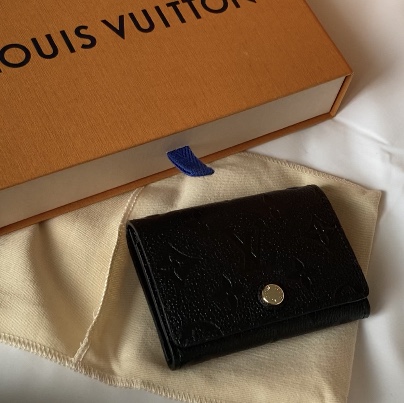 Louis Vuitton Business Card Holder Monogram Embossed Leather Black 착용 스타일 - 1