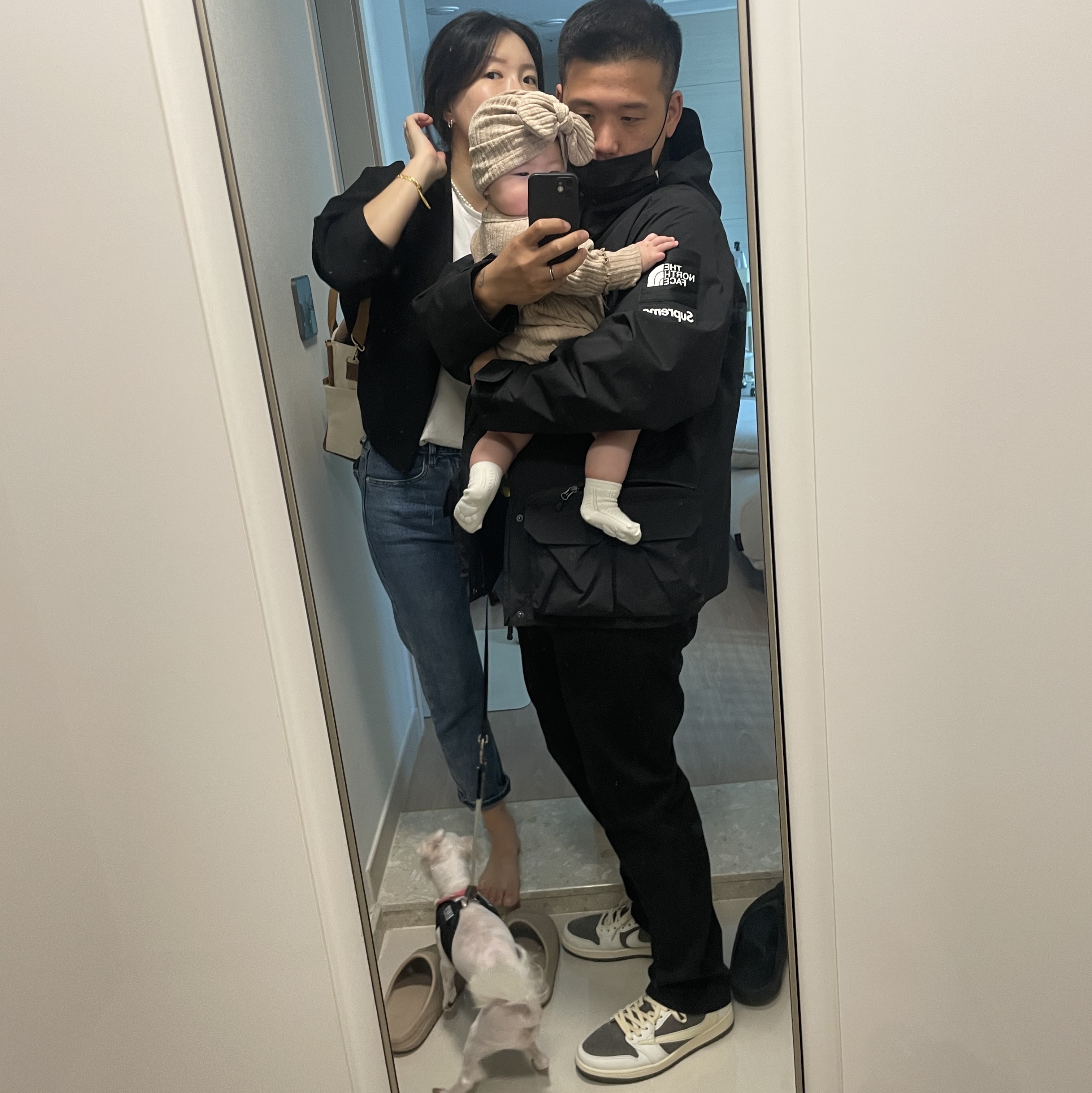 Supreme x The North Face Cargo Jacket Black - 20SS, Jordan 1 x Travis Scott Retro Low OG SP Sail and Ridgerock 착용 스타일