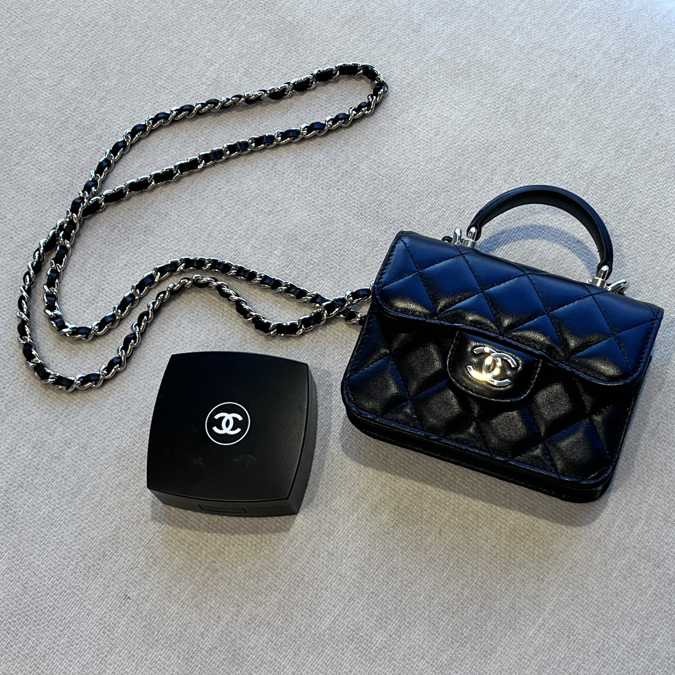 Chanel Flap Coin Purse with Chain Lambskin & Gold Black 착용 스타일