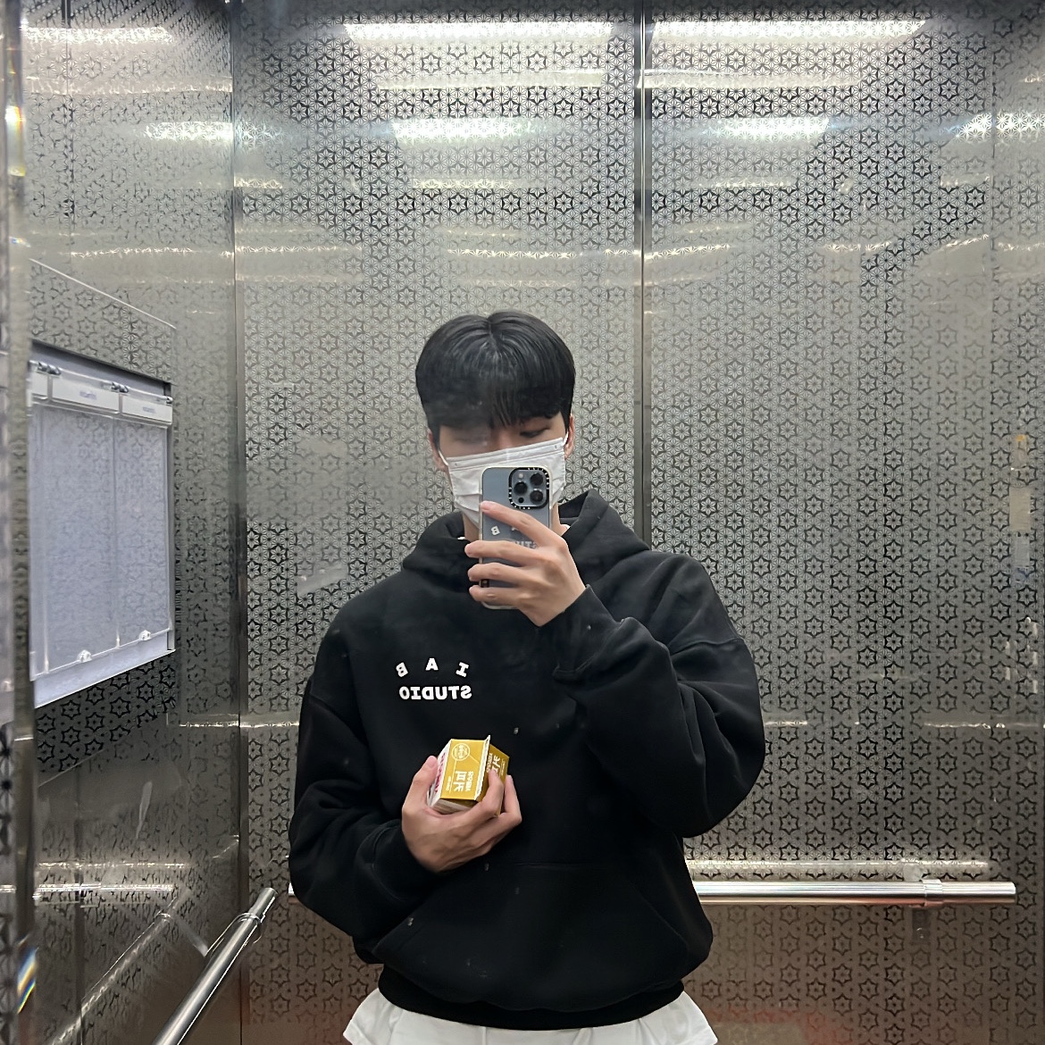 IAB Studio Hoodie Black White, Casetify x IAB Studio iPhone White Logo Impact Case Frost White 착용 스타일