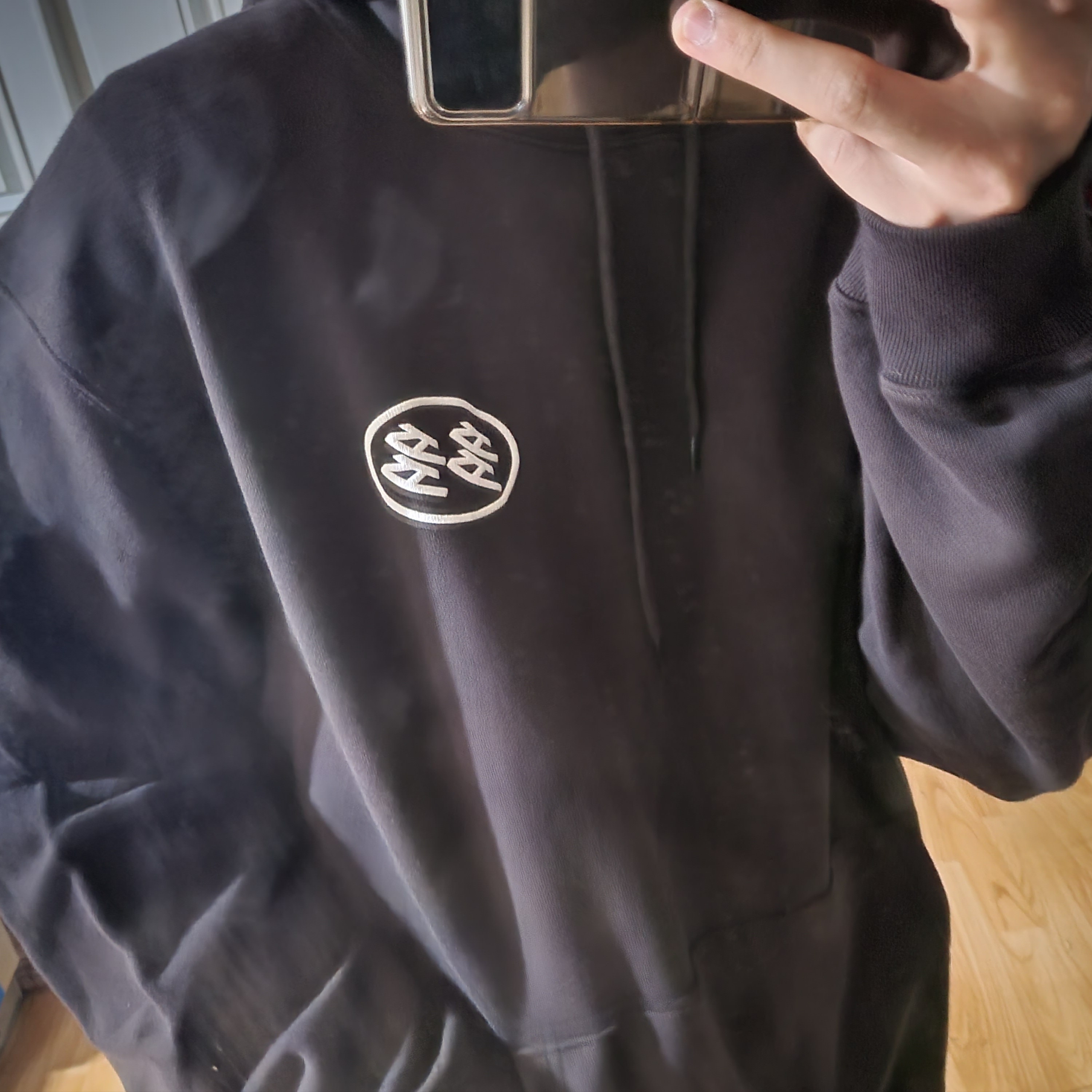 Dada Logo Hoodie Charcoal 착용 스타일