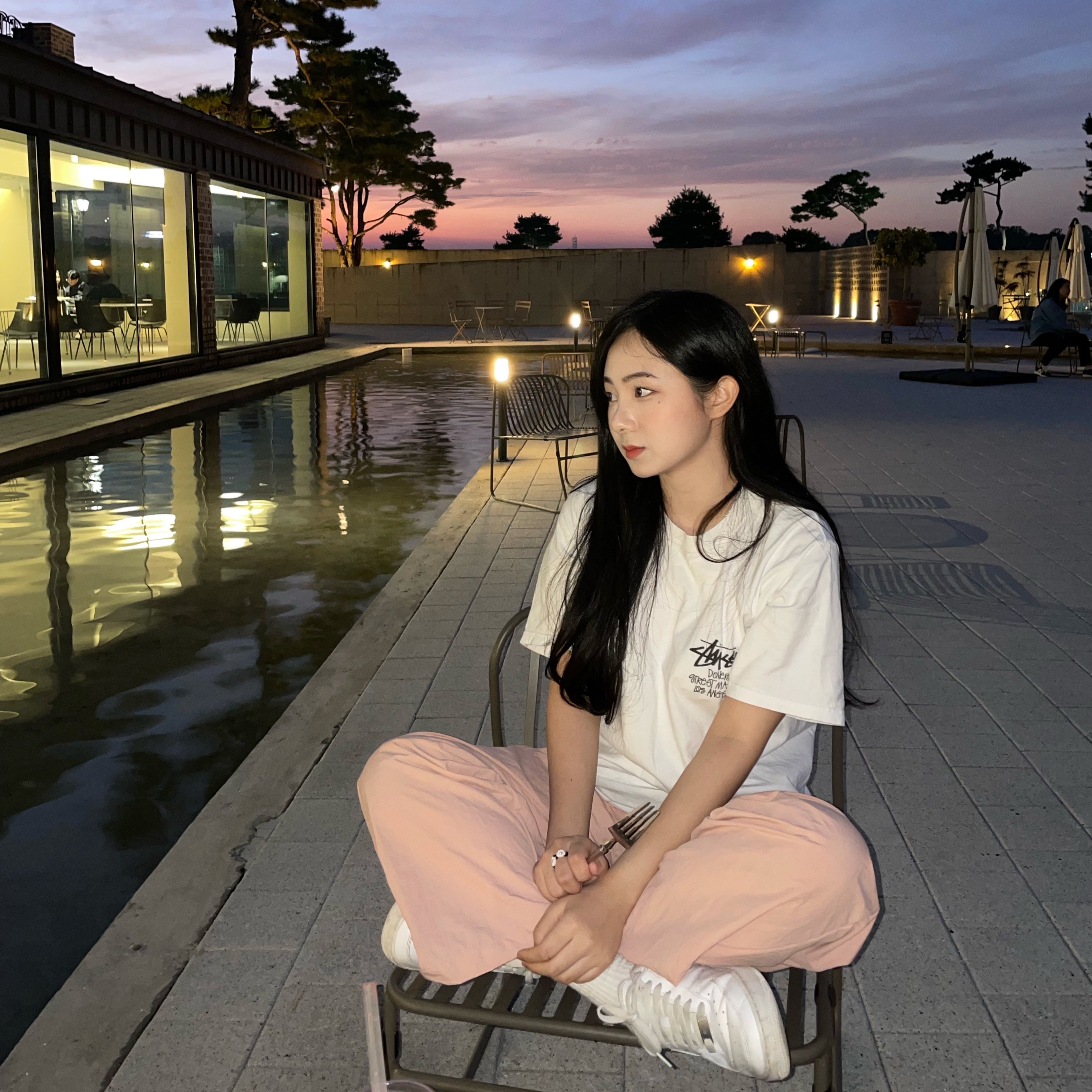 Stussy Stock DSM Los Angeles T-Shirt White, Nike Air Force 1 '07 Low White 착용 스타일