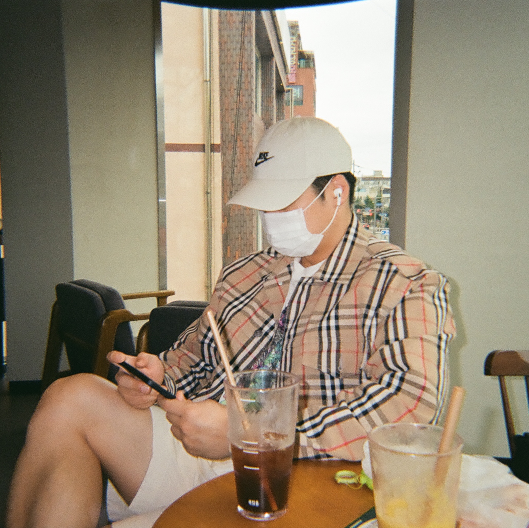 Nike Heritage 86 Futura Washed Cap Light Bone, Supreme x Burberry Denim Trucker Jacket Beige - 22SS 착용 스타일 - 1