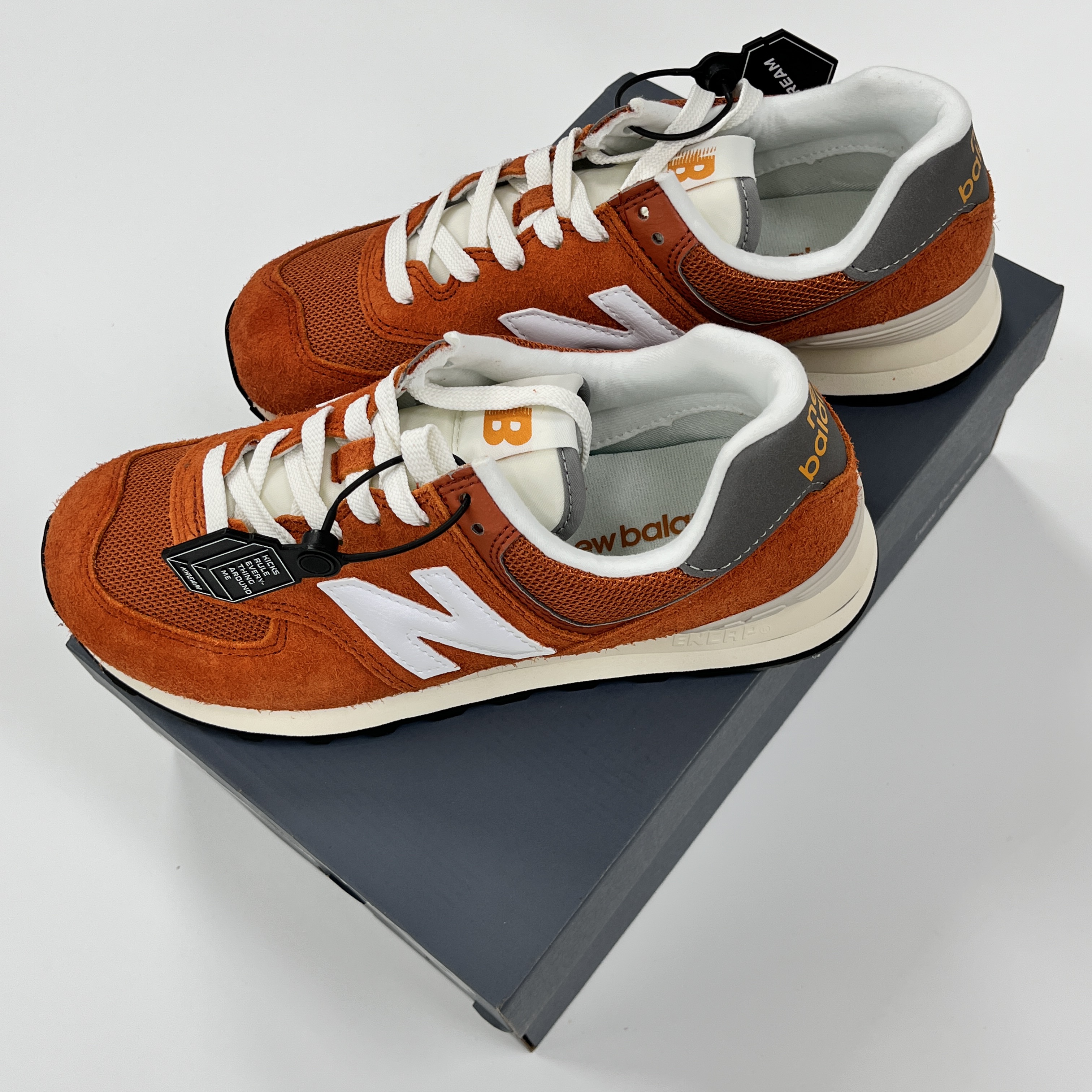 Supreme x The North Face Trekking Convertible Jacket Stone - 22SS, New Balance 574 Heritage Orange Burst White 착용 스타일 - 2