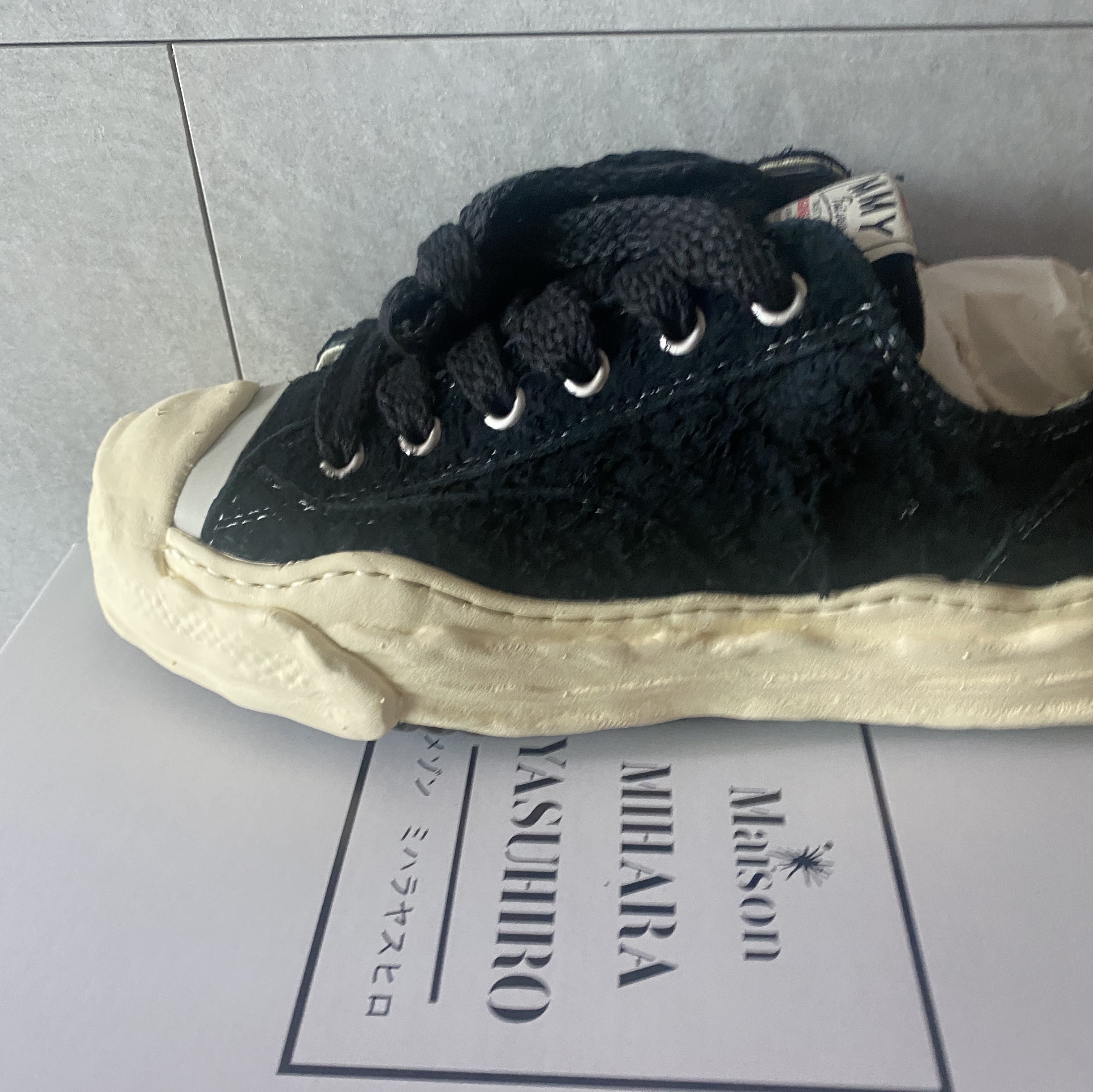 Maison Mihara Yasuhiro Hank OG Sole Broken Suede Low-top Sneakers Black 착용 스타일