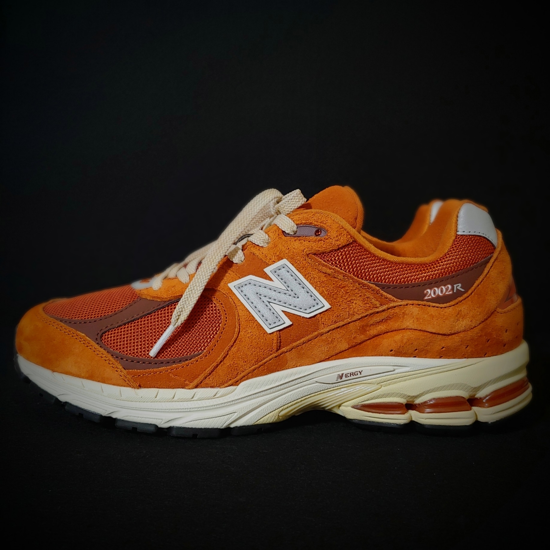 New Balance 2002R Rust Oxide 착용 스타일 - 2