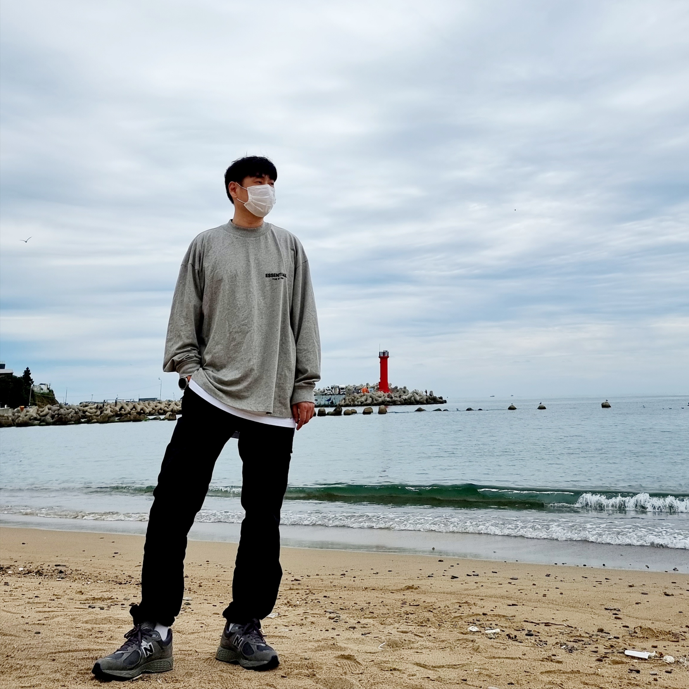 Essentials The Core Collection Long Sleeve T-Shirt Dark Oatmeal, New Balance 2002R Gray 착용 스타일