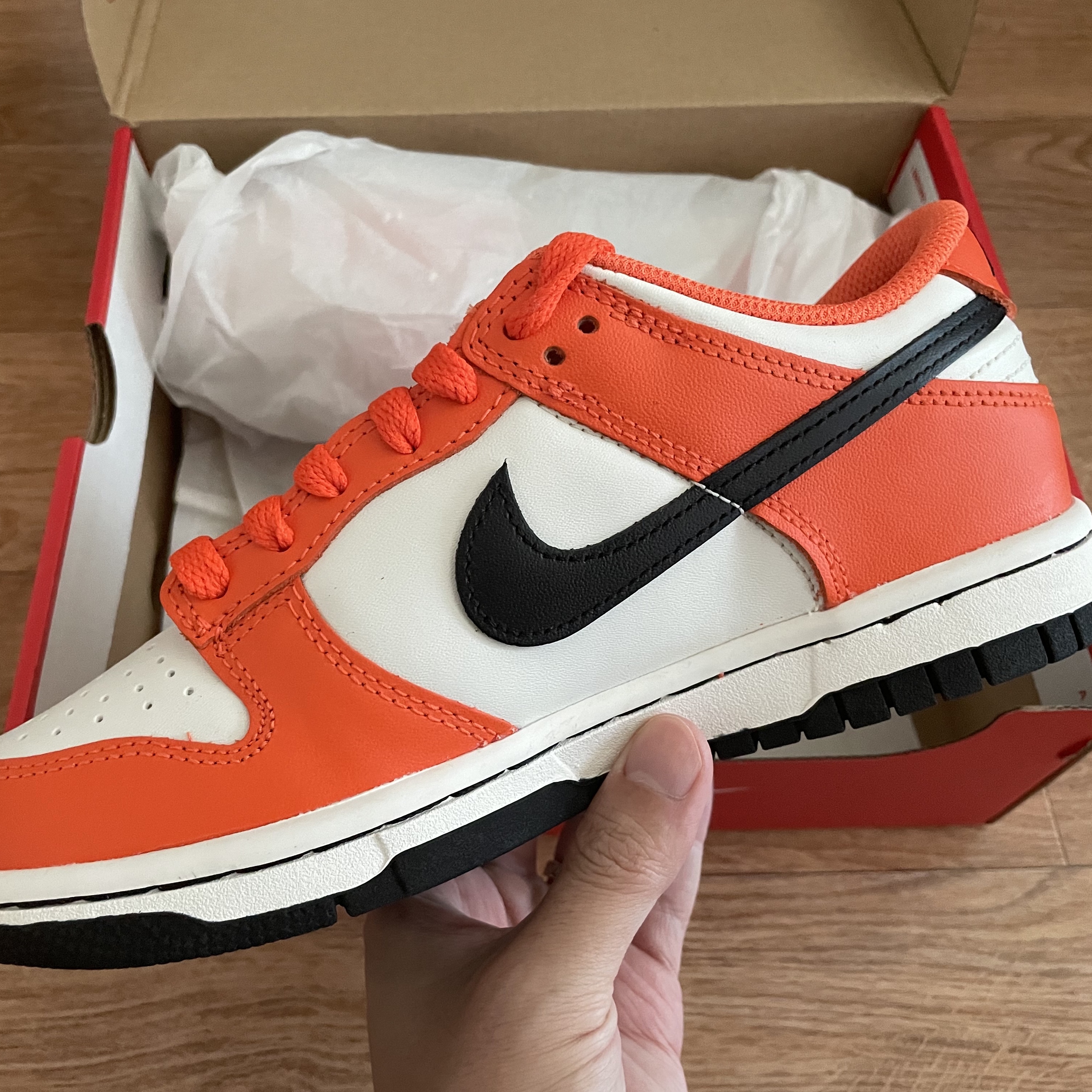 (GS) Nike Dunk Low Safety Orange 착용 스타일 - 1