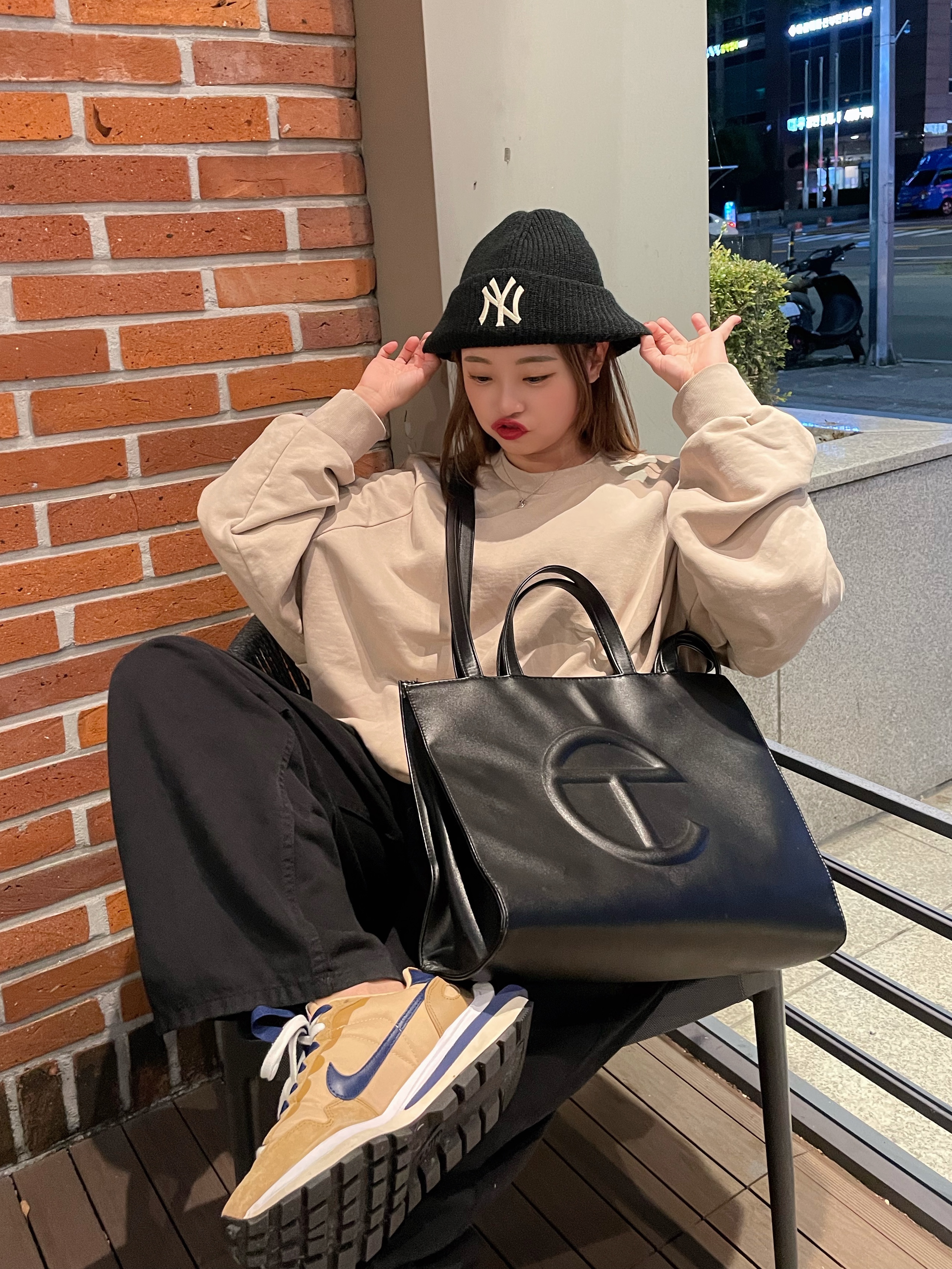 Nike x Sacai VaporWaffle Sesame and Blue Void, Telfar Medium Shopping Bag Black 착용 스타일 - 3