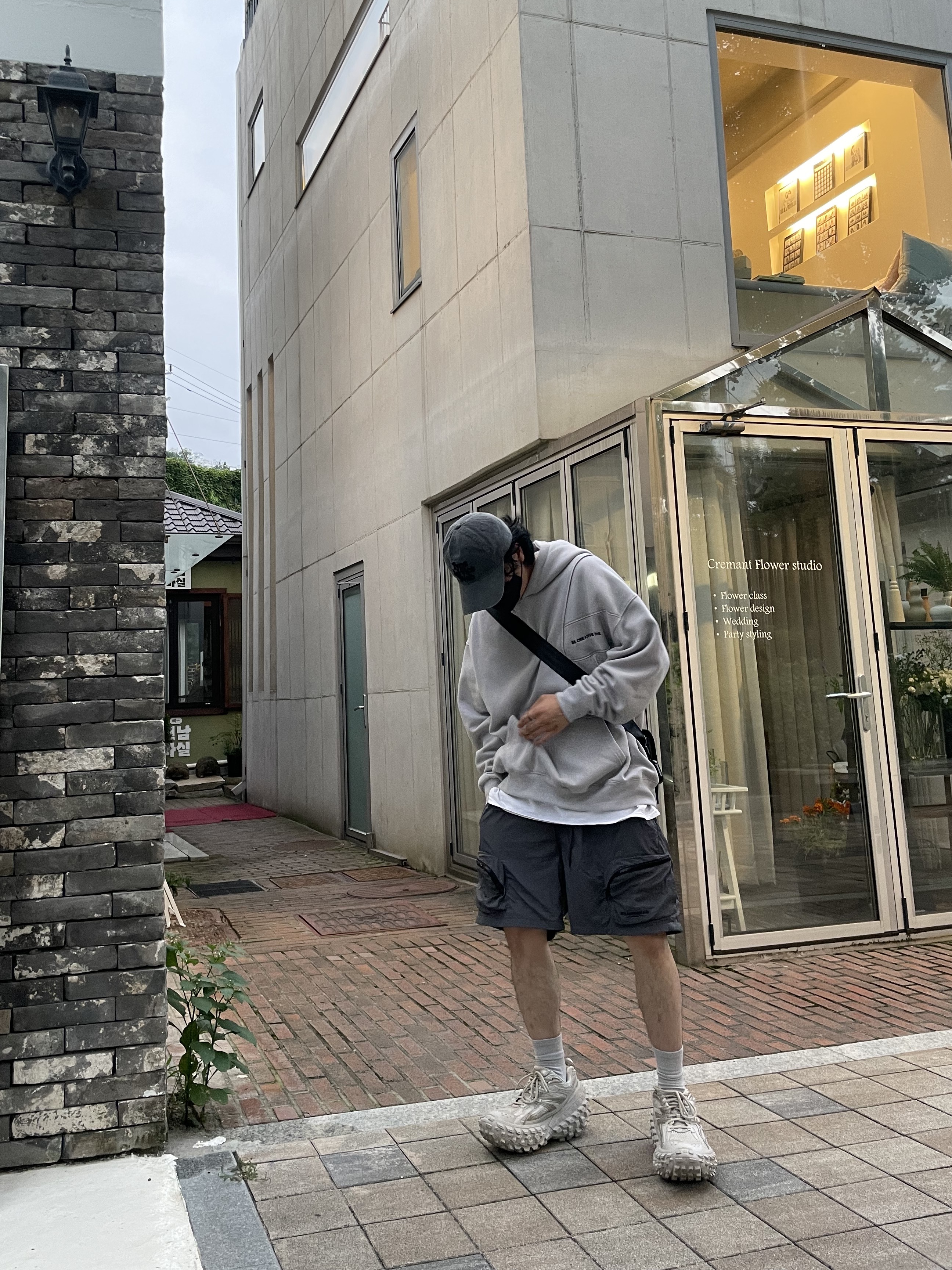 Balenciaga Defender Sneakers Beige 착용 스타일 - 2