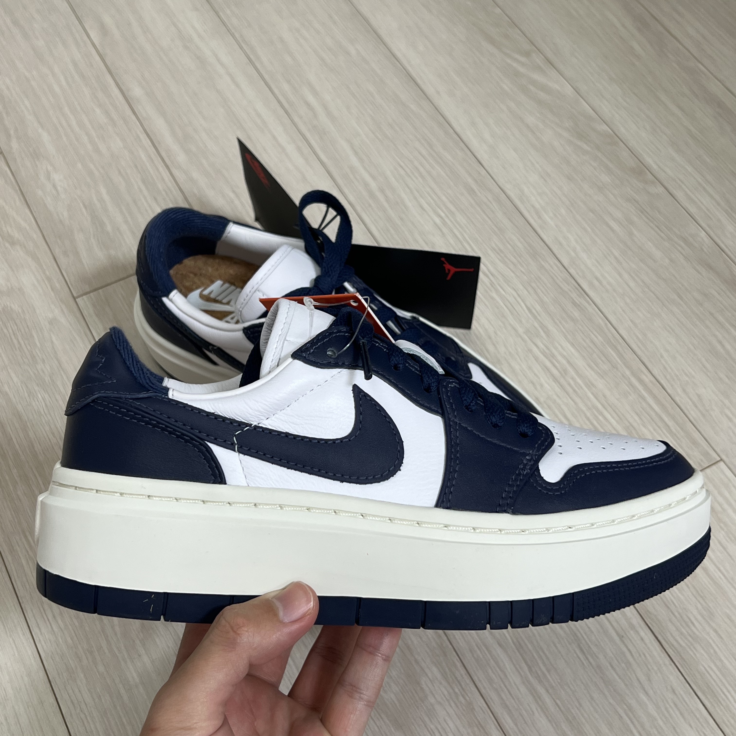 (W) Jordan 1 Elevate Low Midnight Navy 착용 스타일 - 2