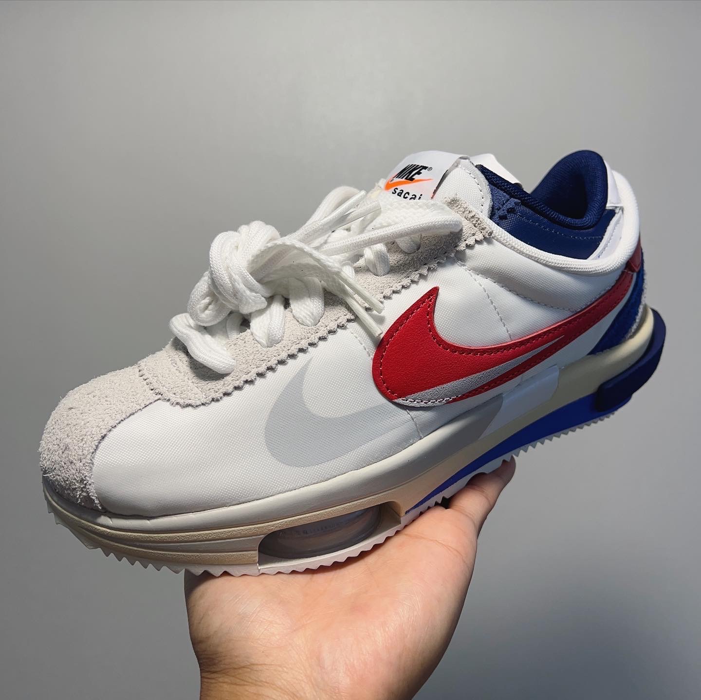 Nike x Sacai Zoom Cortez SP White and University Red 착용 스타일 - 3