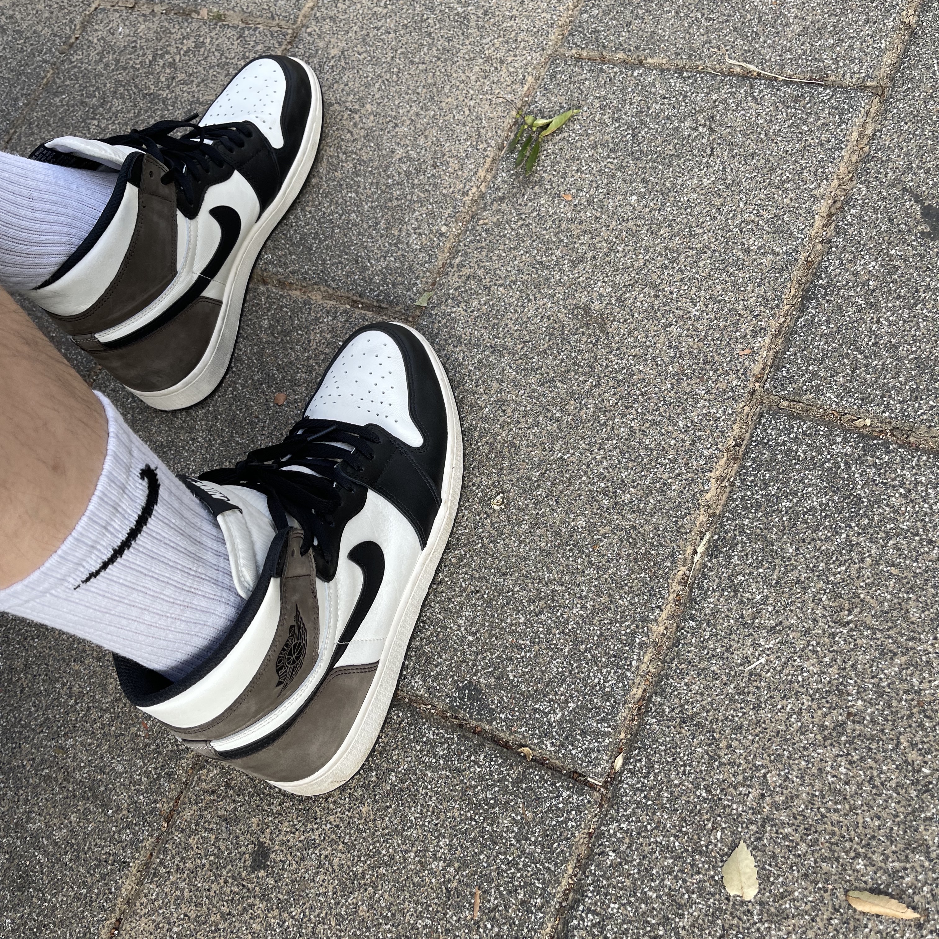 Jordan 1 Retro High OG Black Mocha 착용 스타일 - 3