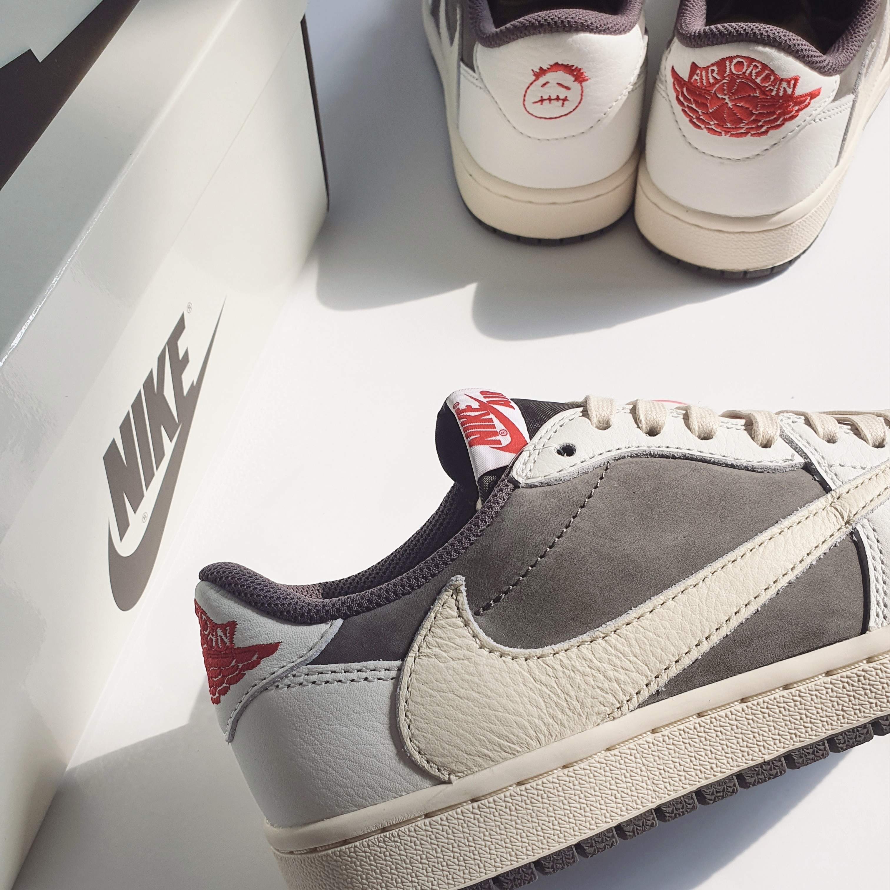 Jordan 1 x Travis Scott Retro Low OG SP Sail and Ridgerock 착용 스타일
