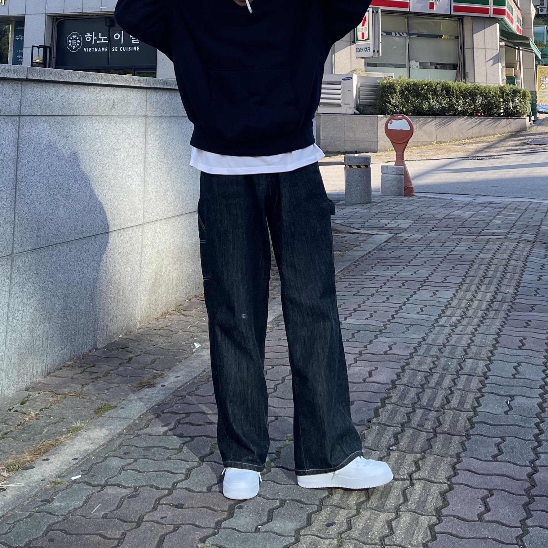 Nike Air Force 1 '07 Low White, Yeezy Gap Hoodie Black 착용 스타일 - 4