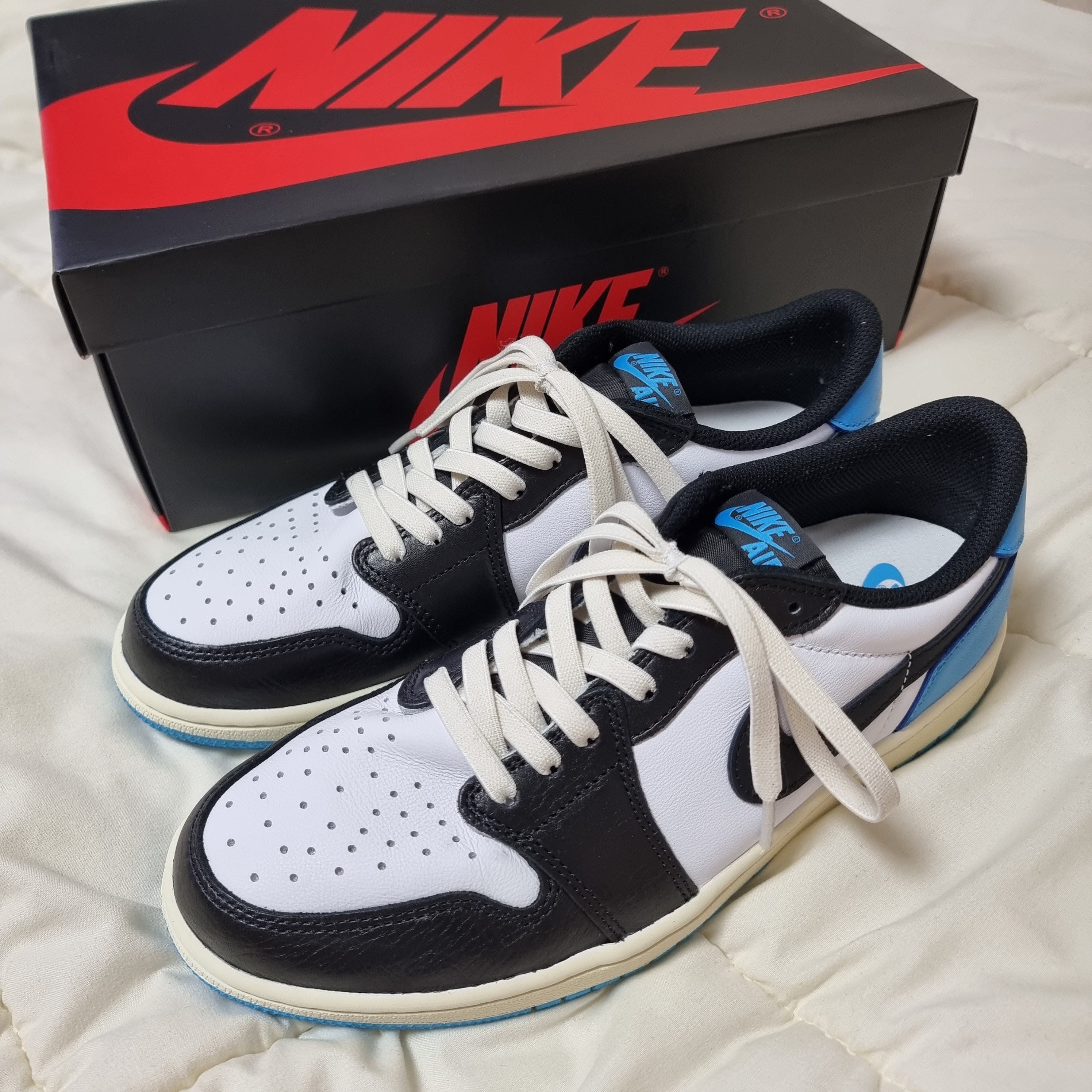 Jordan 1 Retro Low OG Black and Dark Powder Blue, (W) Jordan 1 Retro Low OG Black and Dark Powder Blue 착용 스타일 - 1