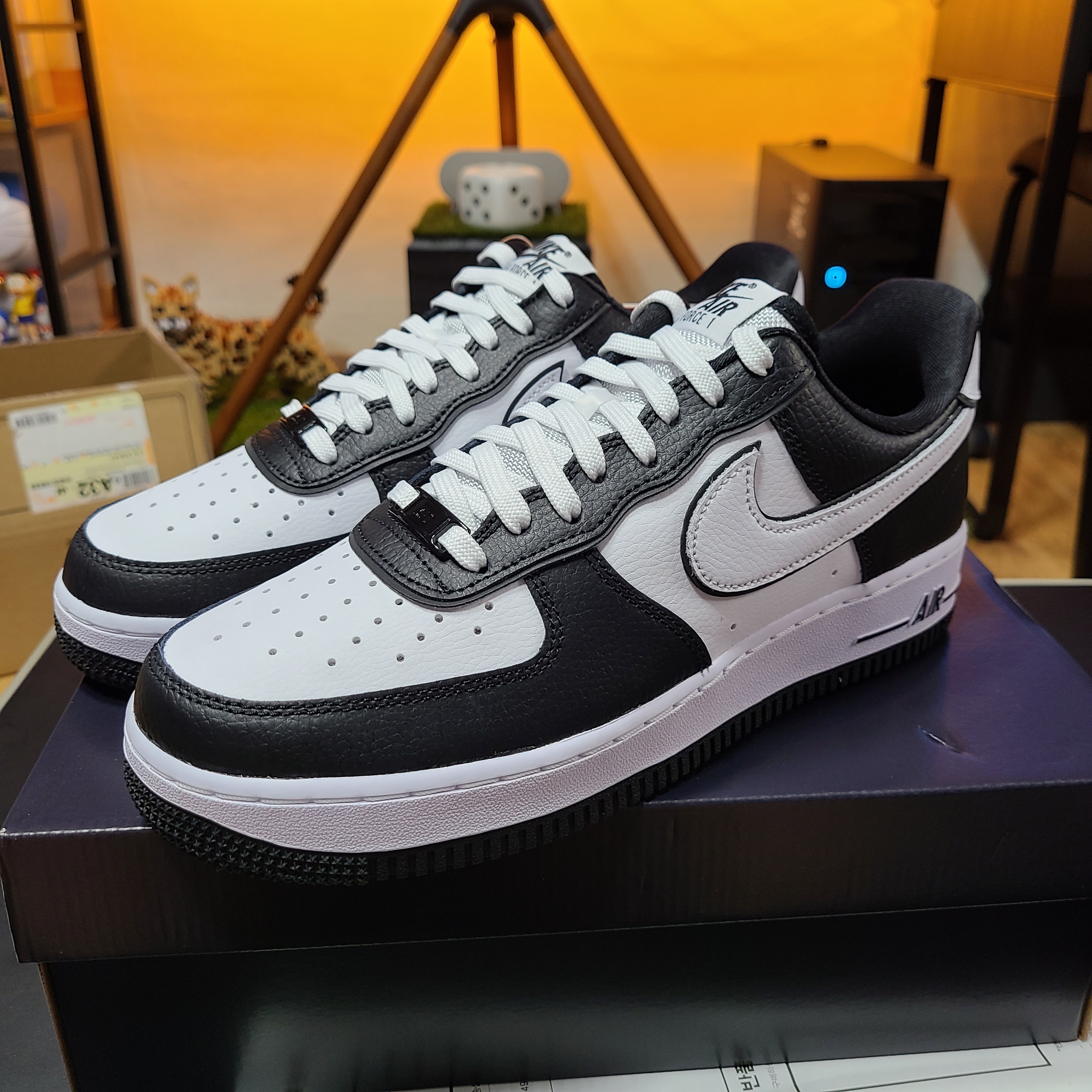 Nike Air Force 1 '07 LV8 White Black 착용 스타일 - 1