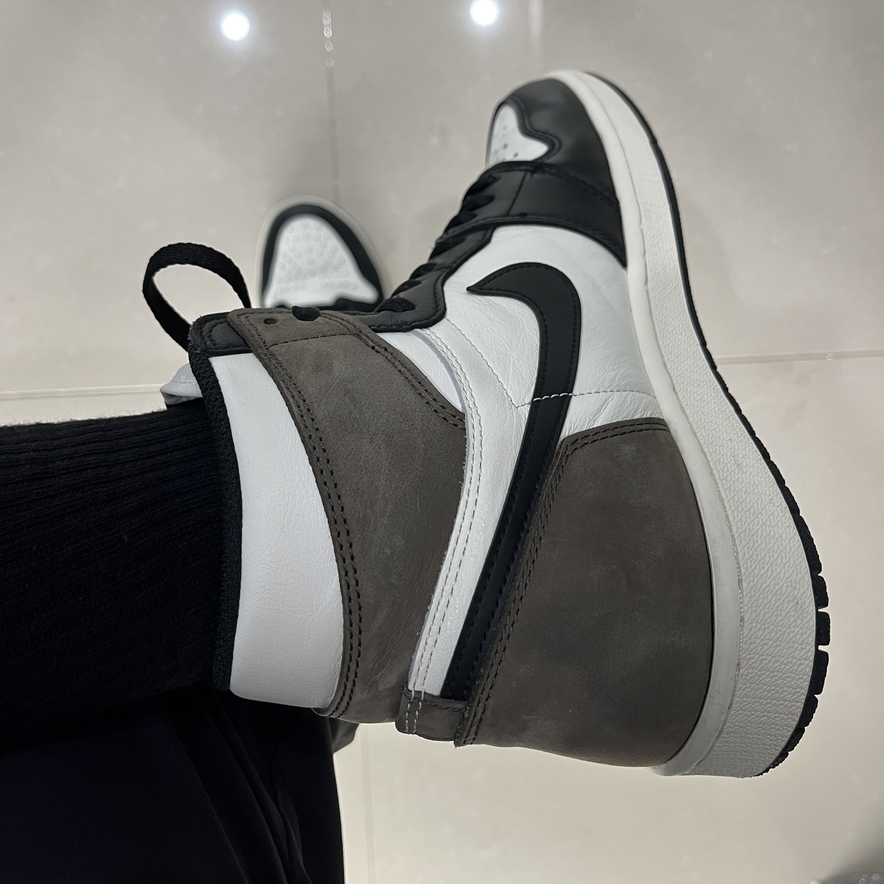 Jordan 1 Retro High OG Black Mocha 착용 스타일 - 3