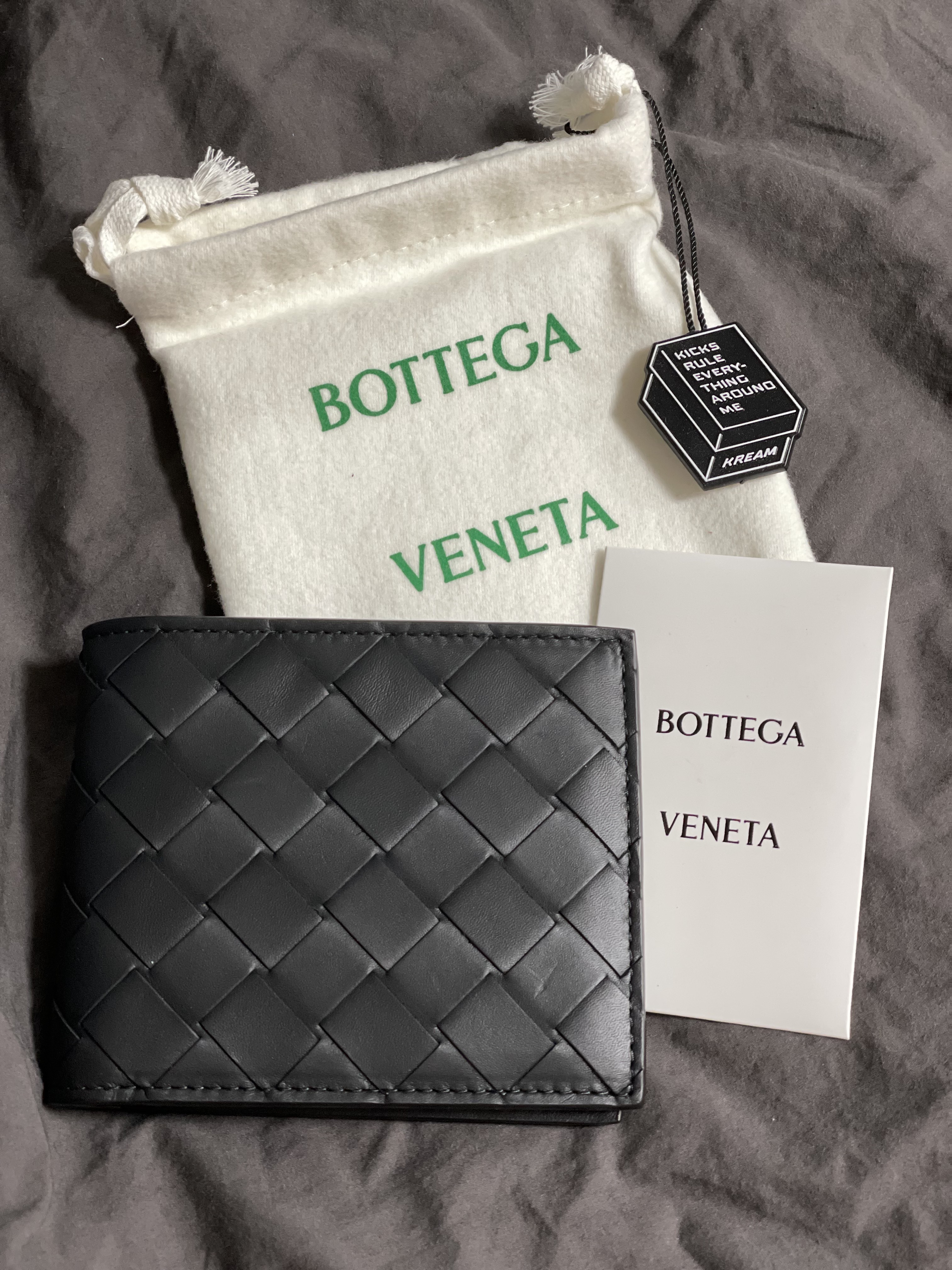 Bottega Veneta Bi-Fold Wallet Black 착용 스타일 - 1