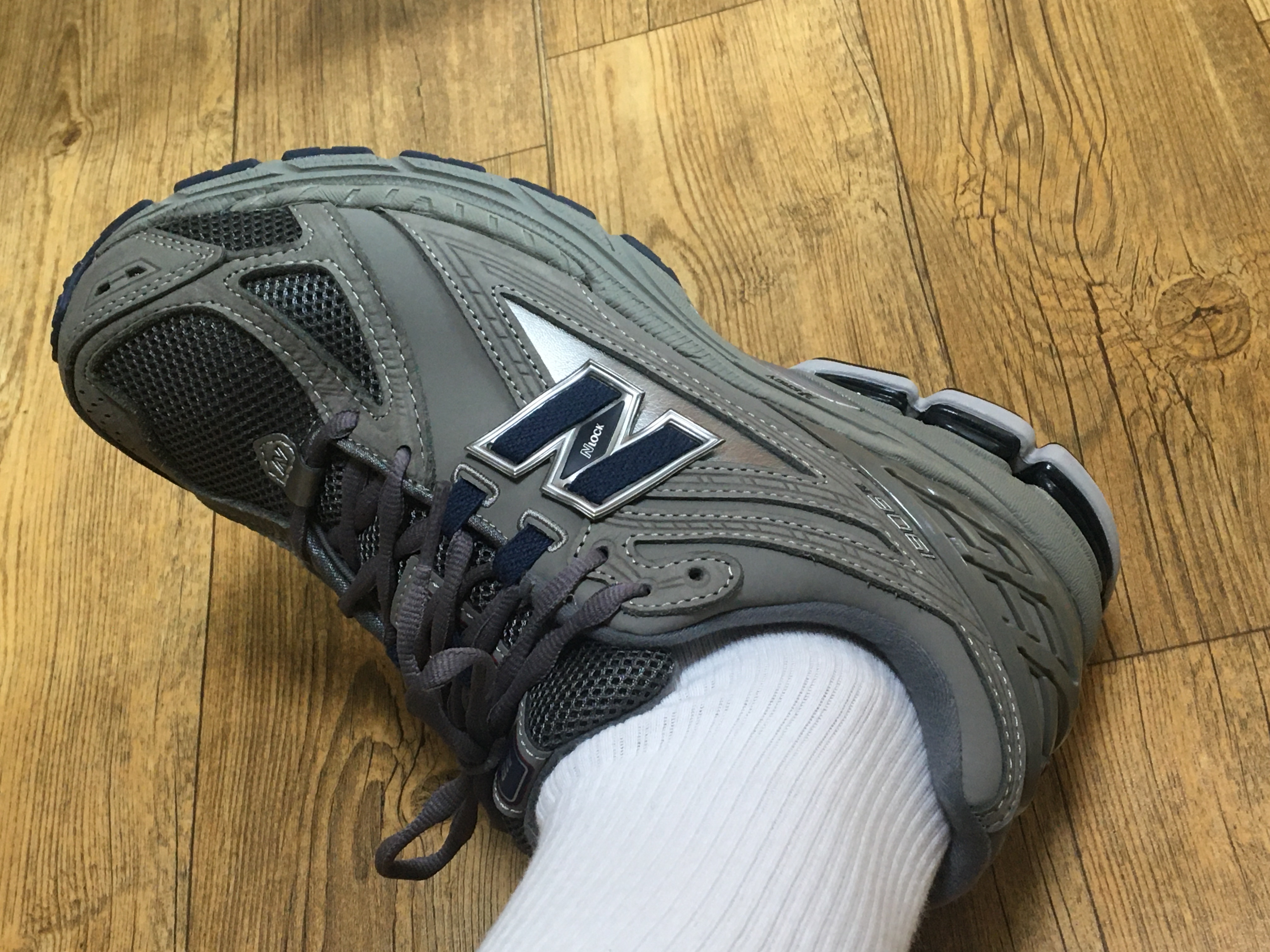 New Balance 1906R Charcoal Grey 착용 스타일 - 3