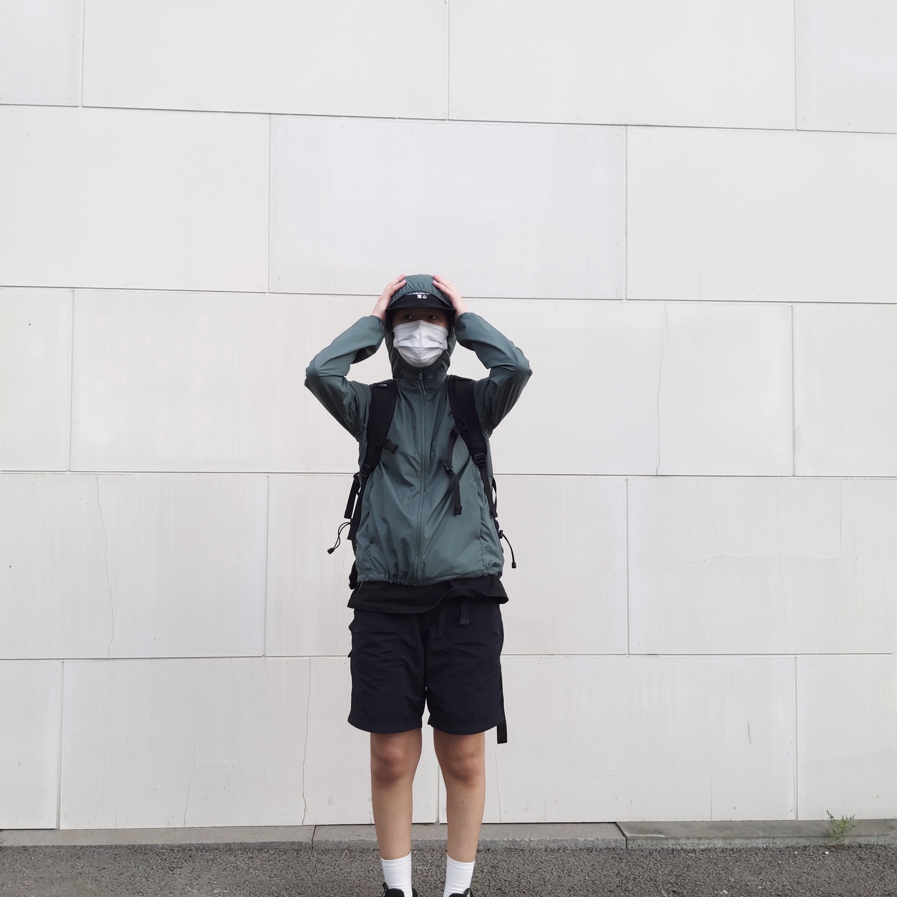 (W) Asics FN3-S Gel-Kayano 28 Anthracite Antique Gold 착용 스타일 - 3