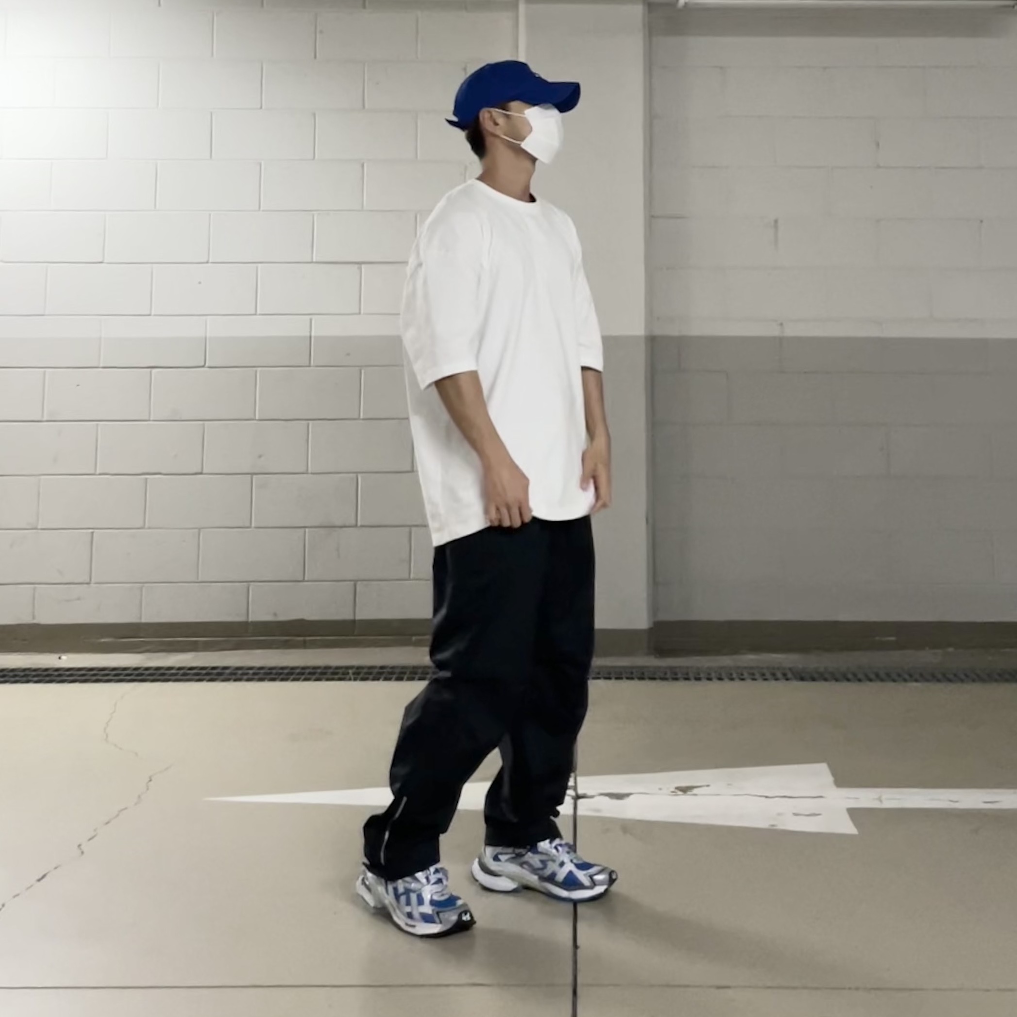 Balenciaga Runner Sneakers Blue White 착용 스타일 - 3