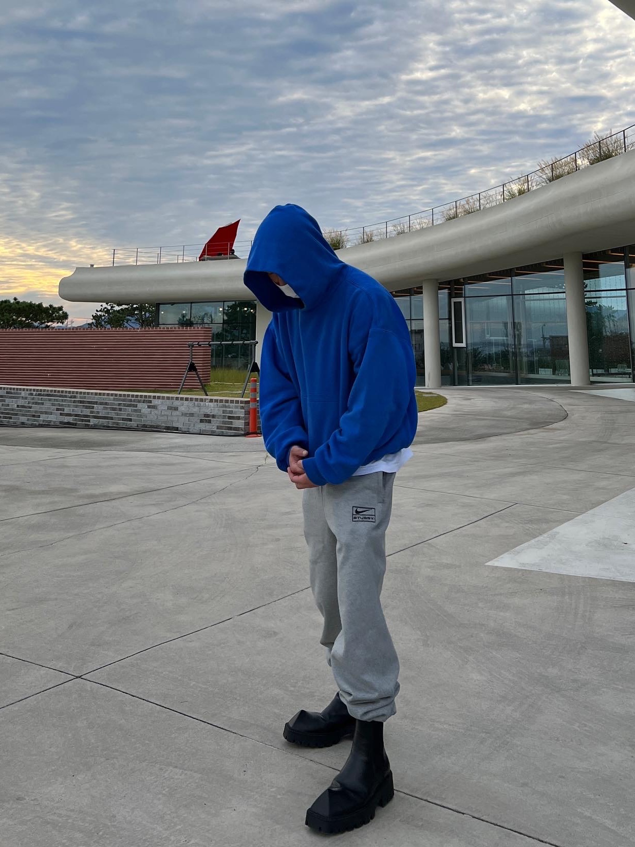 Yeezy Gap Hoodie Blue, Nike x Stussy NRG RA Fleece Pants Dark Grey Heather (DJ9490-063) 착용 스타일 - 2