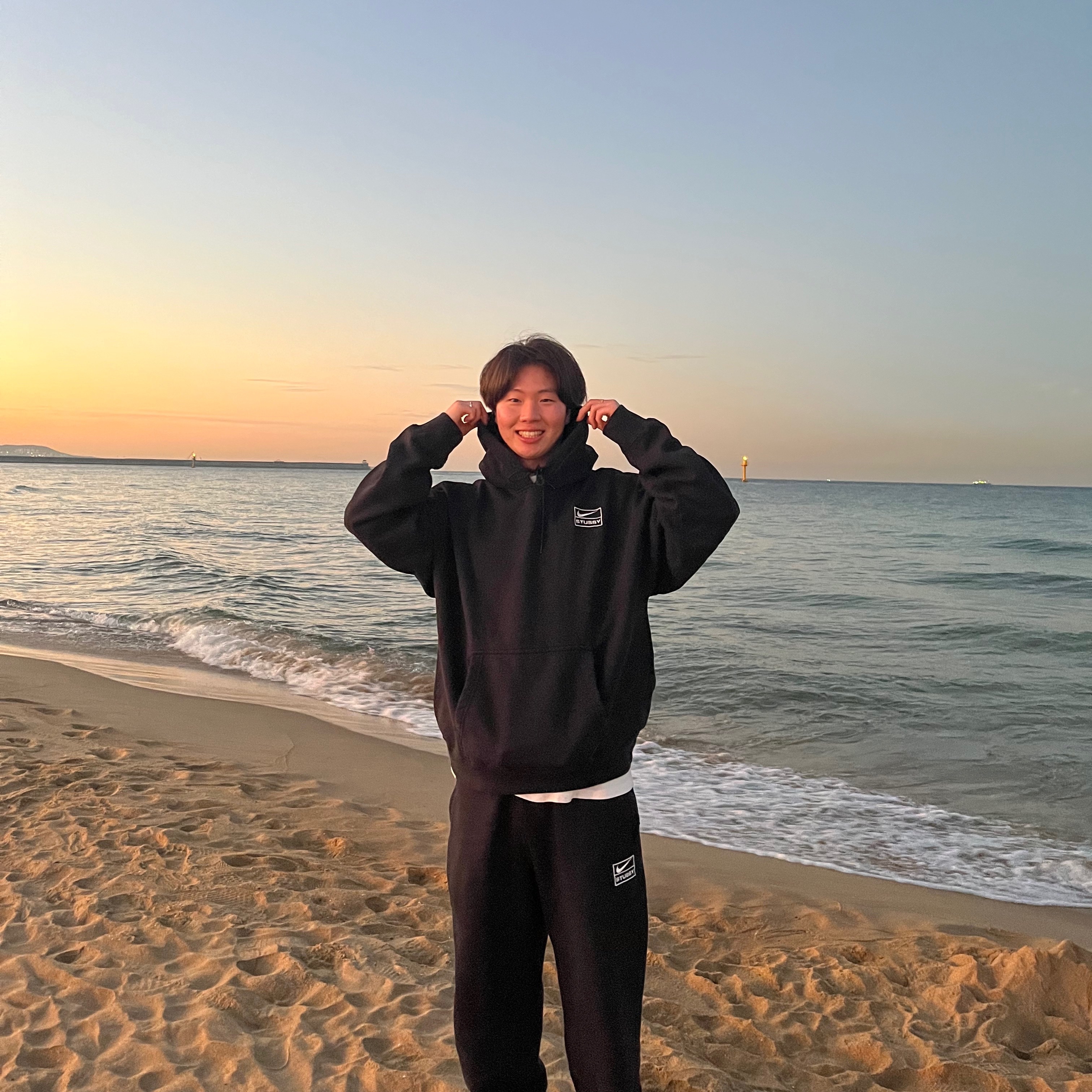 Nike x Stussy NRG RA Washed Pullover Hoodie Black (DN4028-010), Nike x Stussy NRG RA Washed Fleece Pants Black (DN4030-010) 착용 스타일