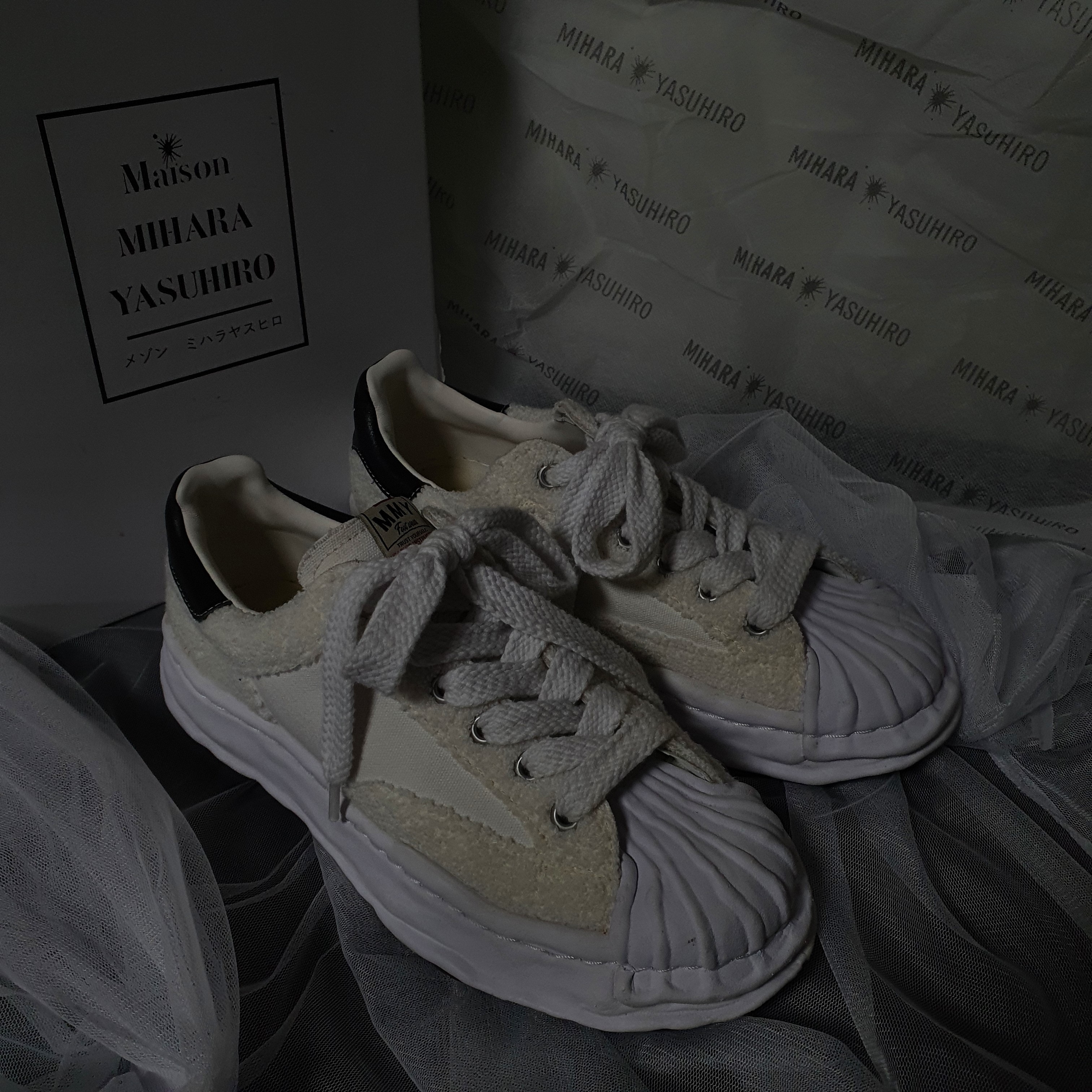 Maison Mihara Yasuhiro Blakey OG STC Sole Chenile Embroidery Low-top Sneakers White 착용 스타일