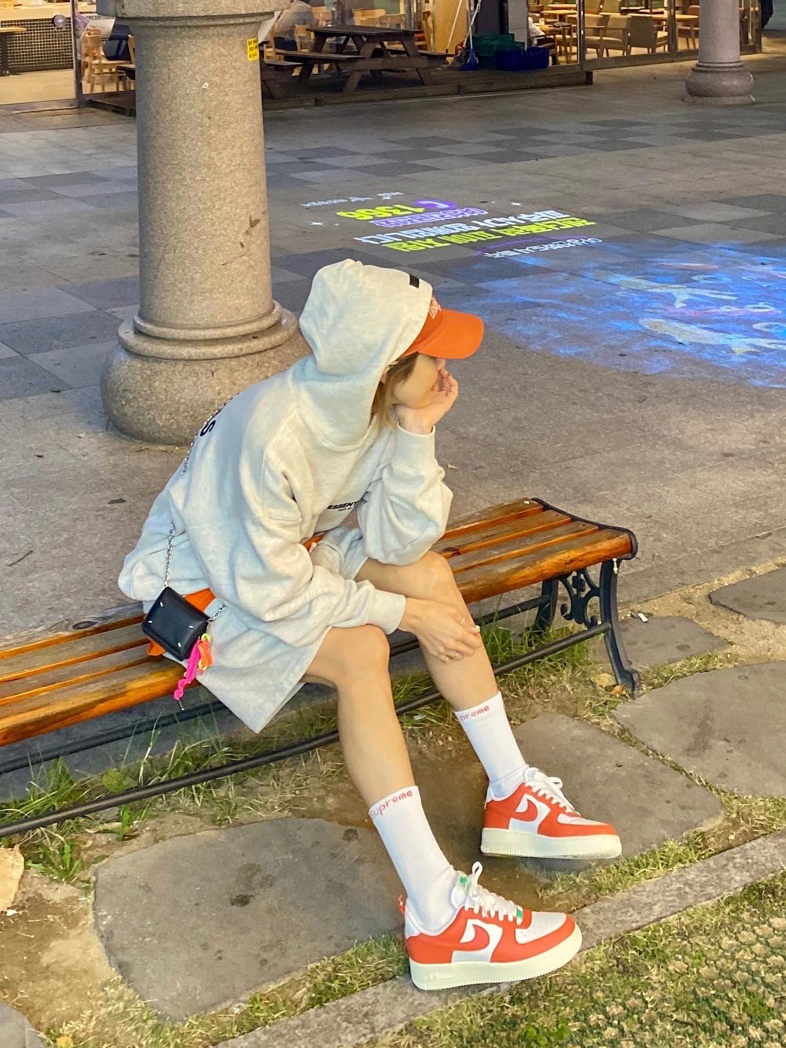 Nike Air Force 1 '07 LV8 Pojangmacha, Essentials The Core Collection Hoodie Light Oatmeal 착용 스타일 - 2