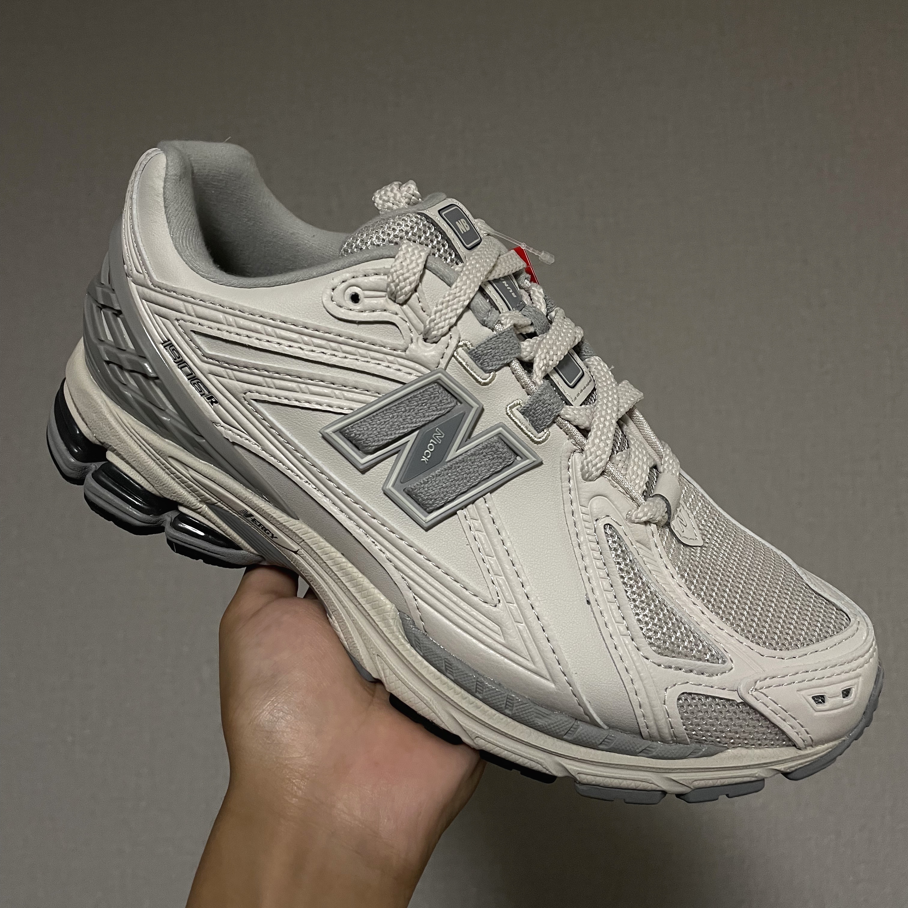 New Balance 1906R Off White 착용 스타일