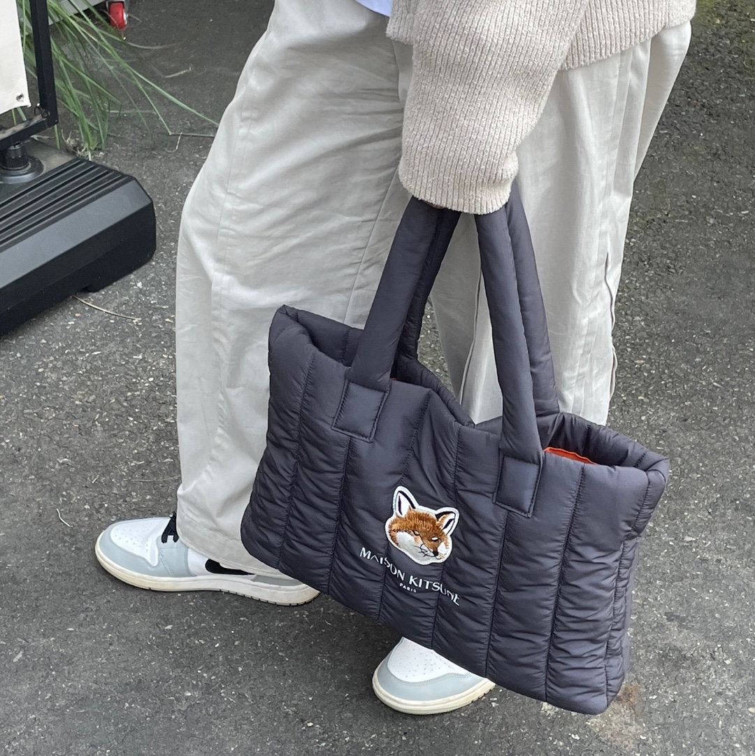 Jordan 1 Mid Light Smoke Grey, Maison Kitsune x Laneige Padded Bag Navy 착용 스타일 - 3