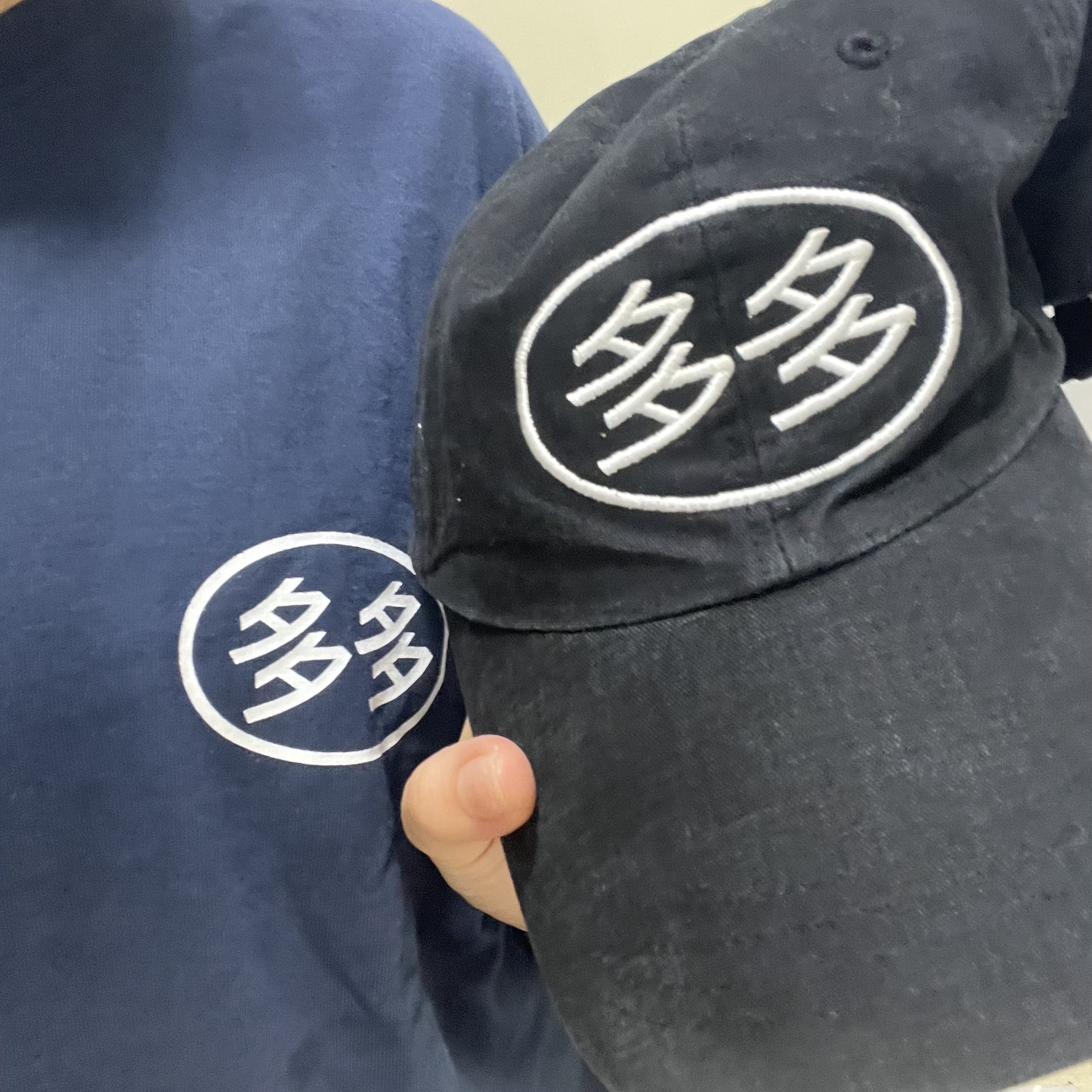 Dada Logo Cap Black White, Dada Logo LS T-Shirt Navy 착용 스타일