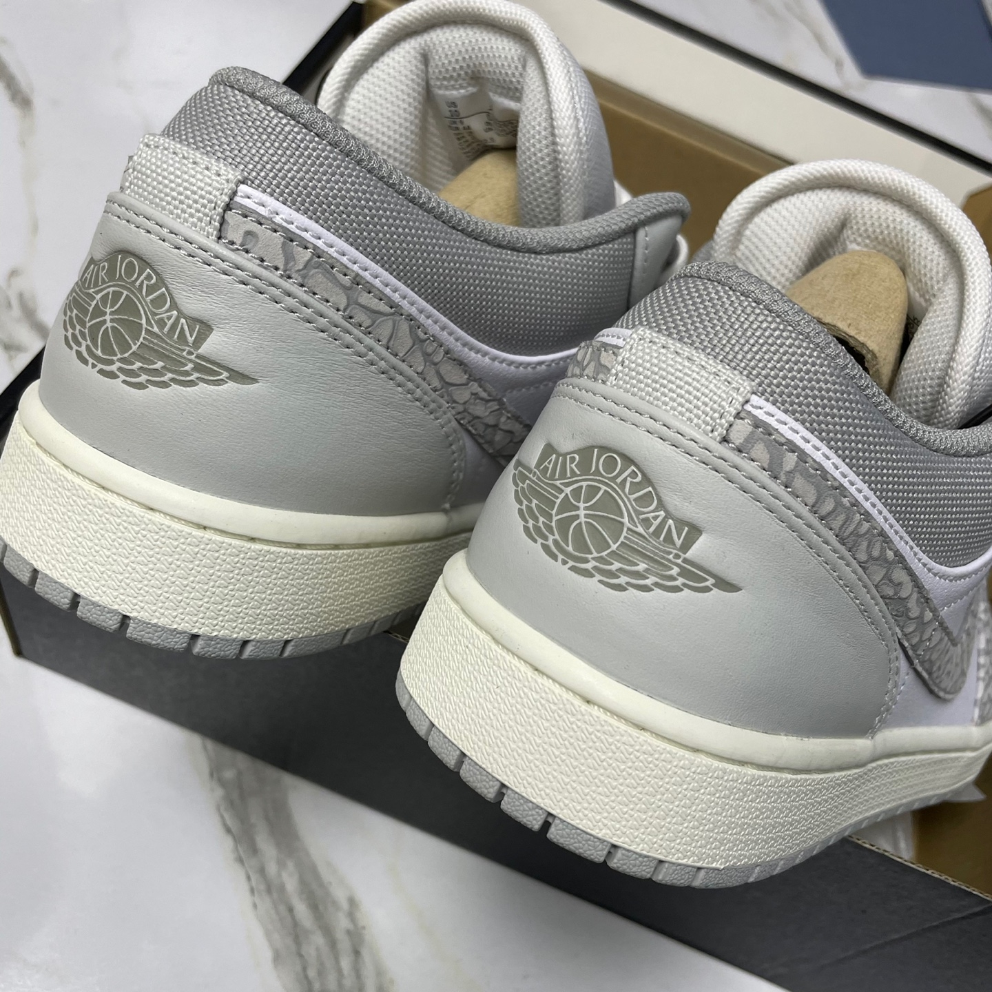 Jordan 1 Low PRM Elephant Print 착용 스타일 - 2